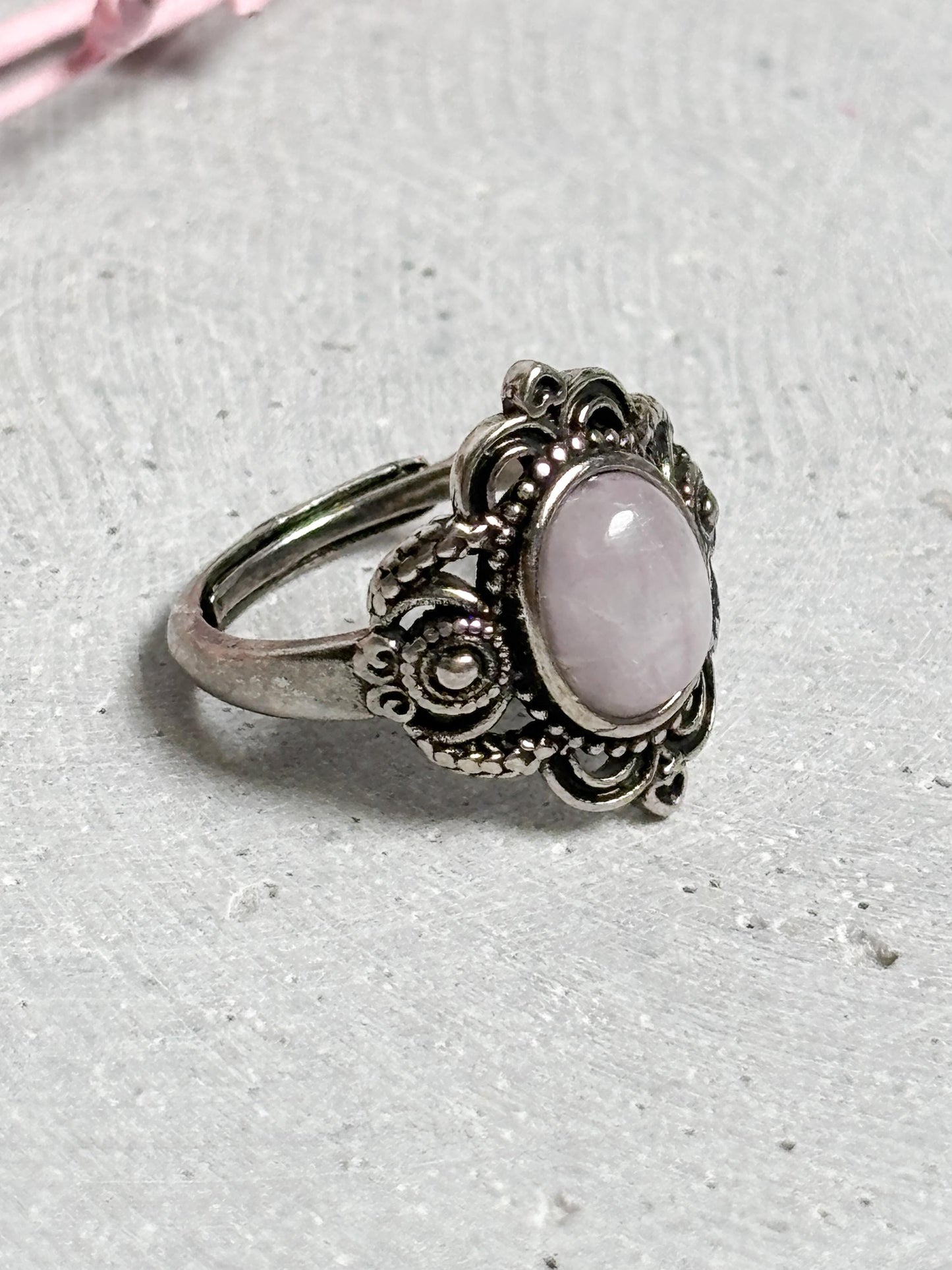Vintage Ring Edelstahl größenverstellbar mit ovalem Kunzit Schmuck Boho Stil Damenring Kristallstein