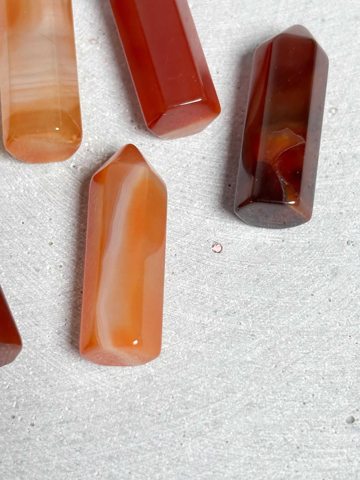 Karneol Kristallspitze klein poliert, Turmform, orange-rot, unterschiedliche Designs