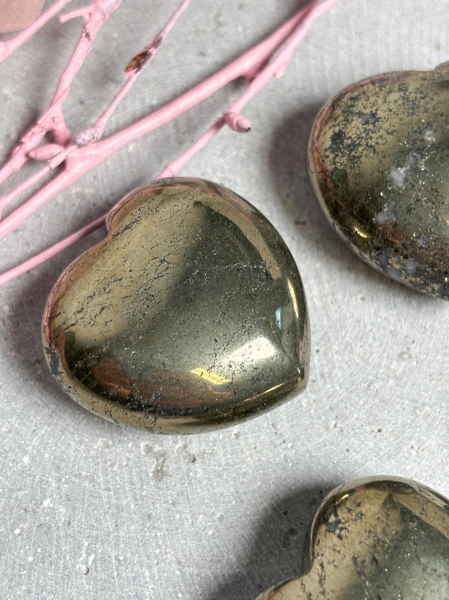 Pyrit Herz Deko Stein ca. 2,8 cm Kristall Herz Edelstein Figur Mineral Sammlerstück