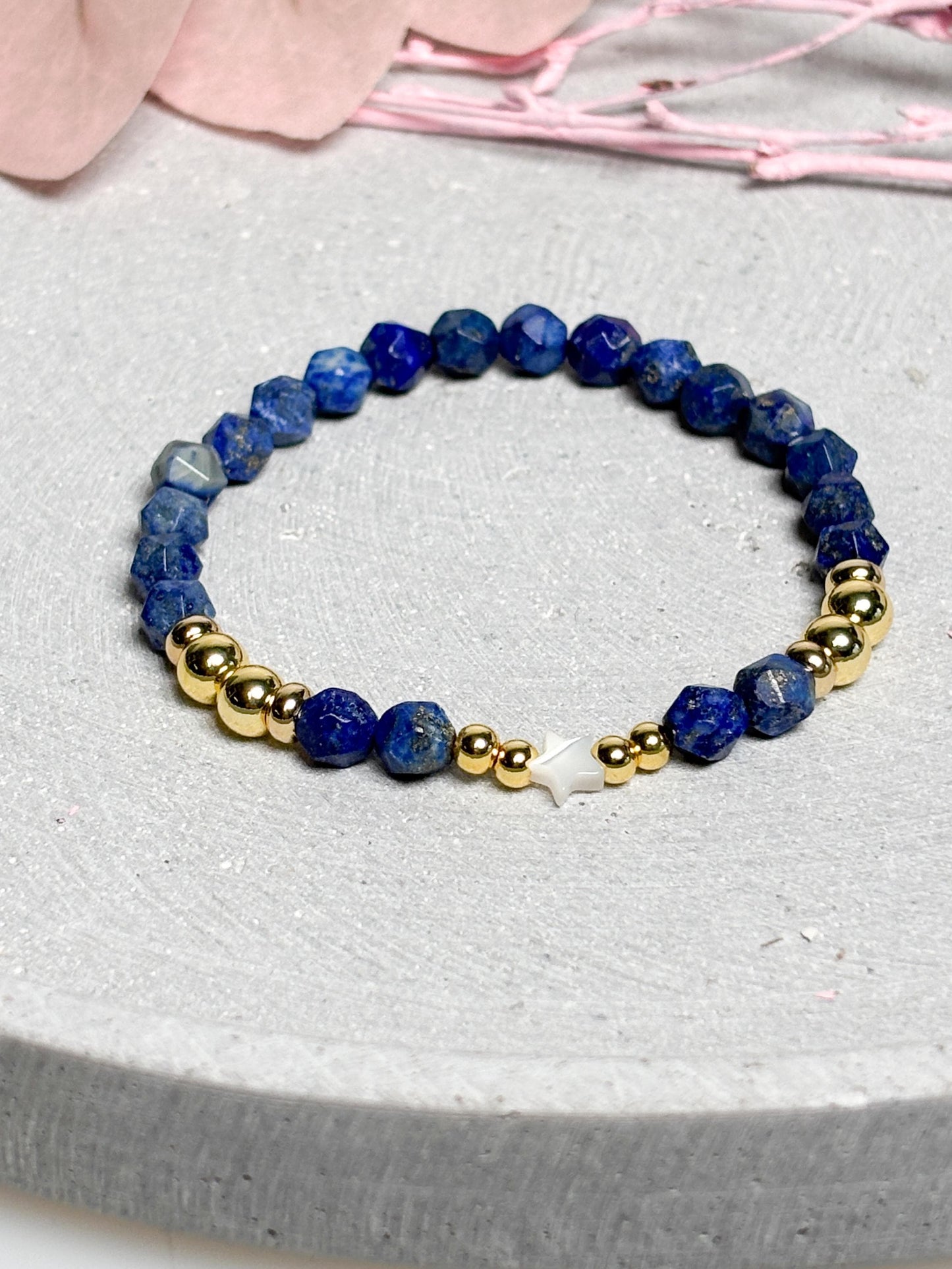Elastisches Armband aus facettiertem Lapislazuli mit goldfarbenen Perlen und Muschelstern Edelsteinarmband Blau