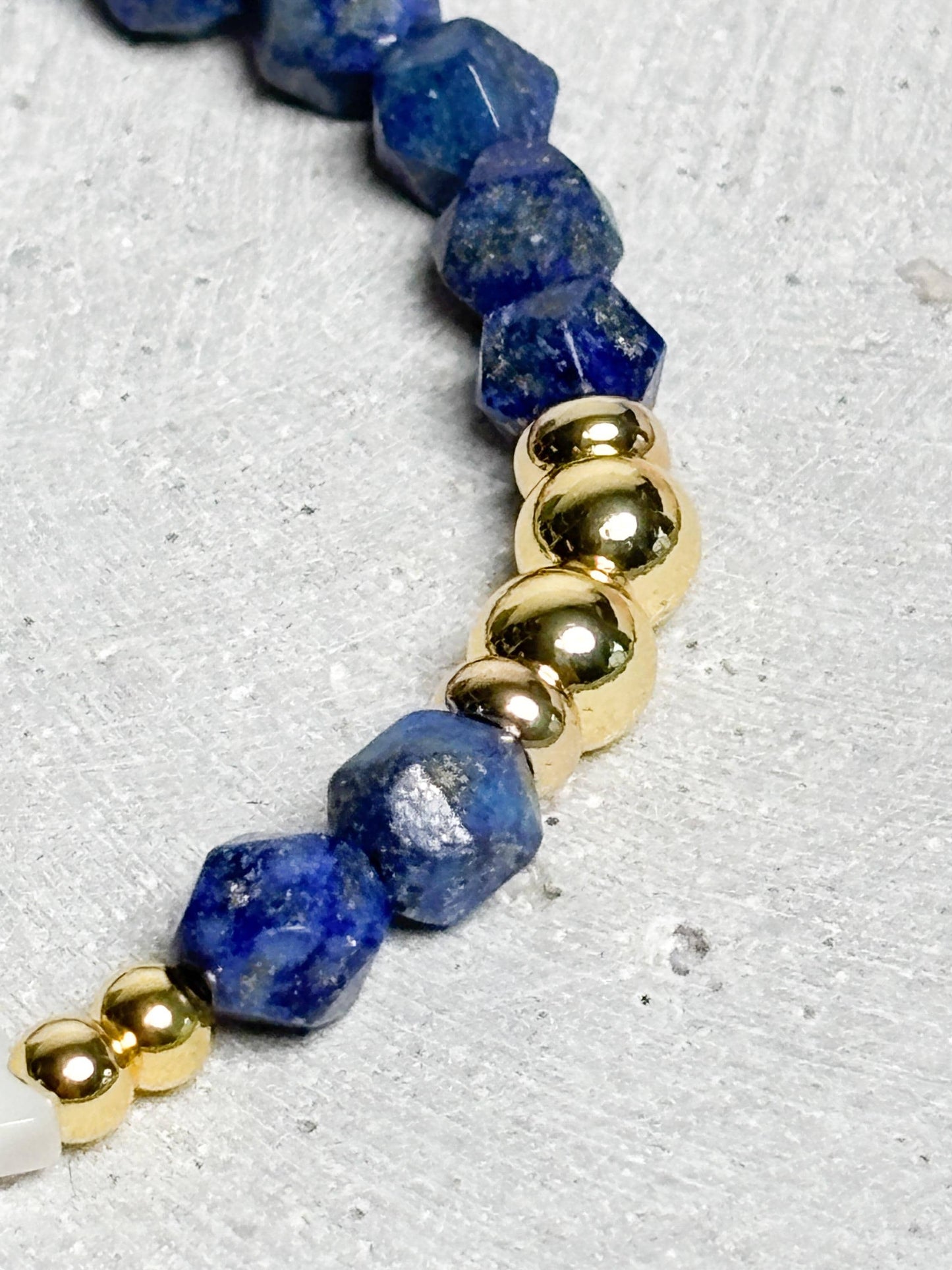 Elastisches Armband aus facettiertem Lapislazuli mit goldfarbenen Perlen und Muschelstern Edelsteinarmband Blau