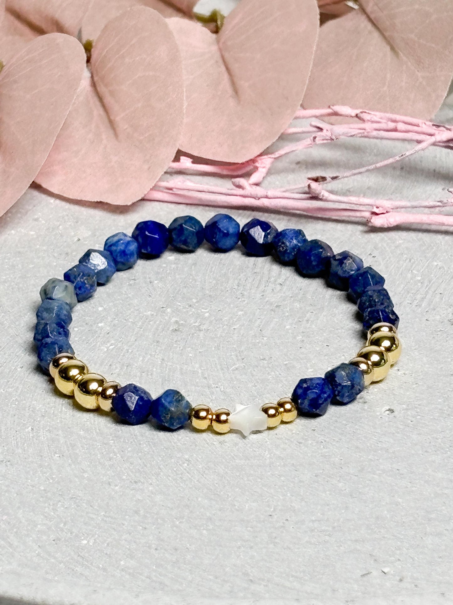 Elastisches Armband aus facettiertem Lapislazuli mit goldfarbenen Perlen und Muschelstern Edelsteinarmband Blau
