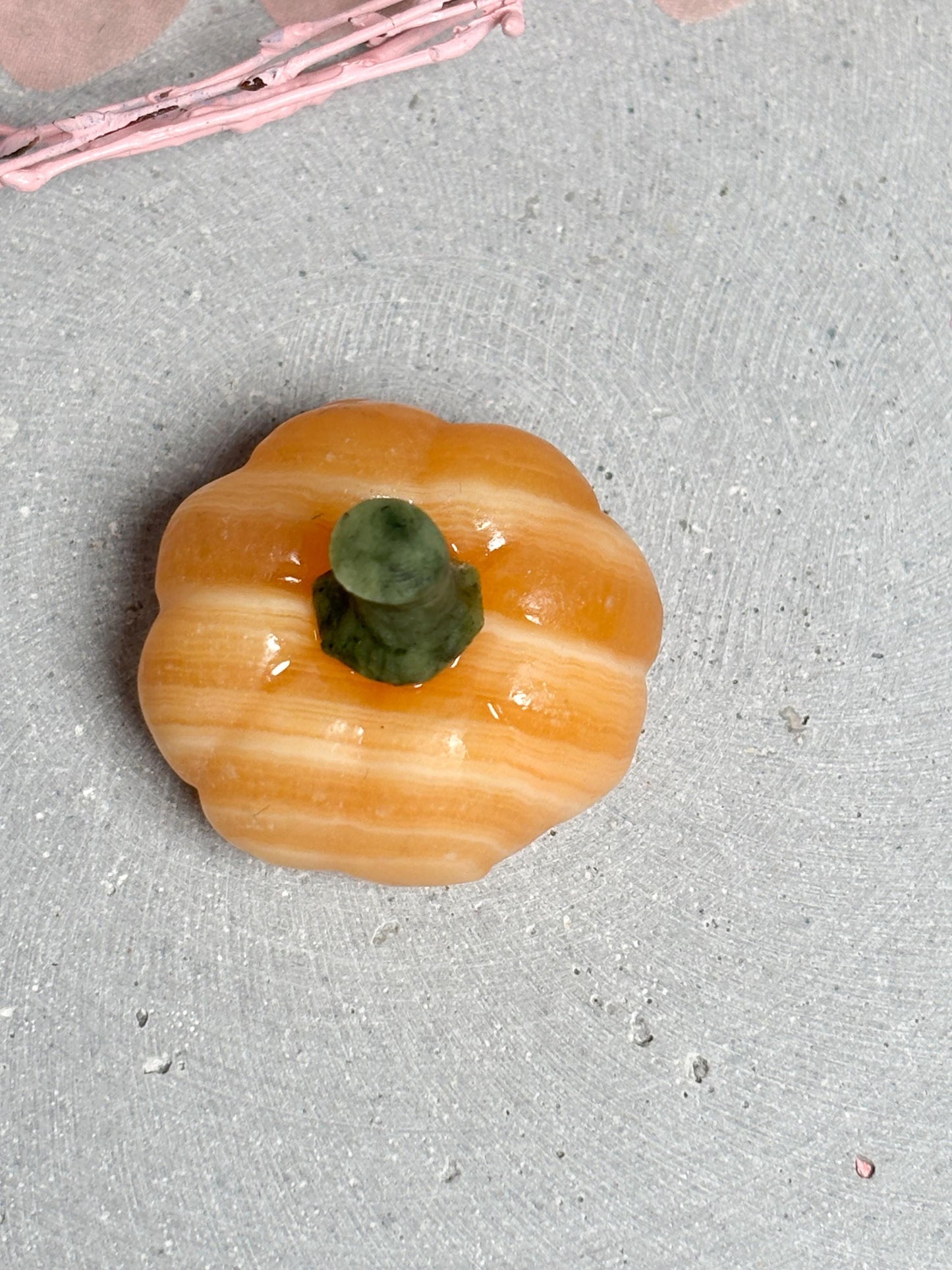 Dekokürbis aus Calcit kleiner Kristall Kürbis 3,8 cm, Edelsteinfigur, Herbstdeko aus Naturstein