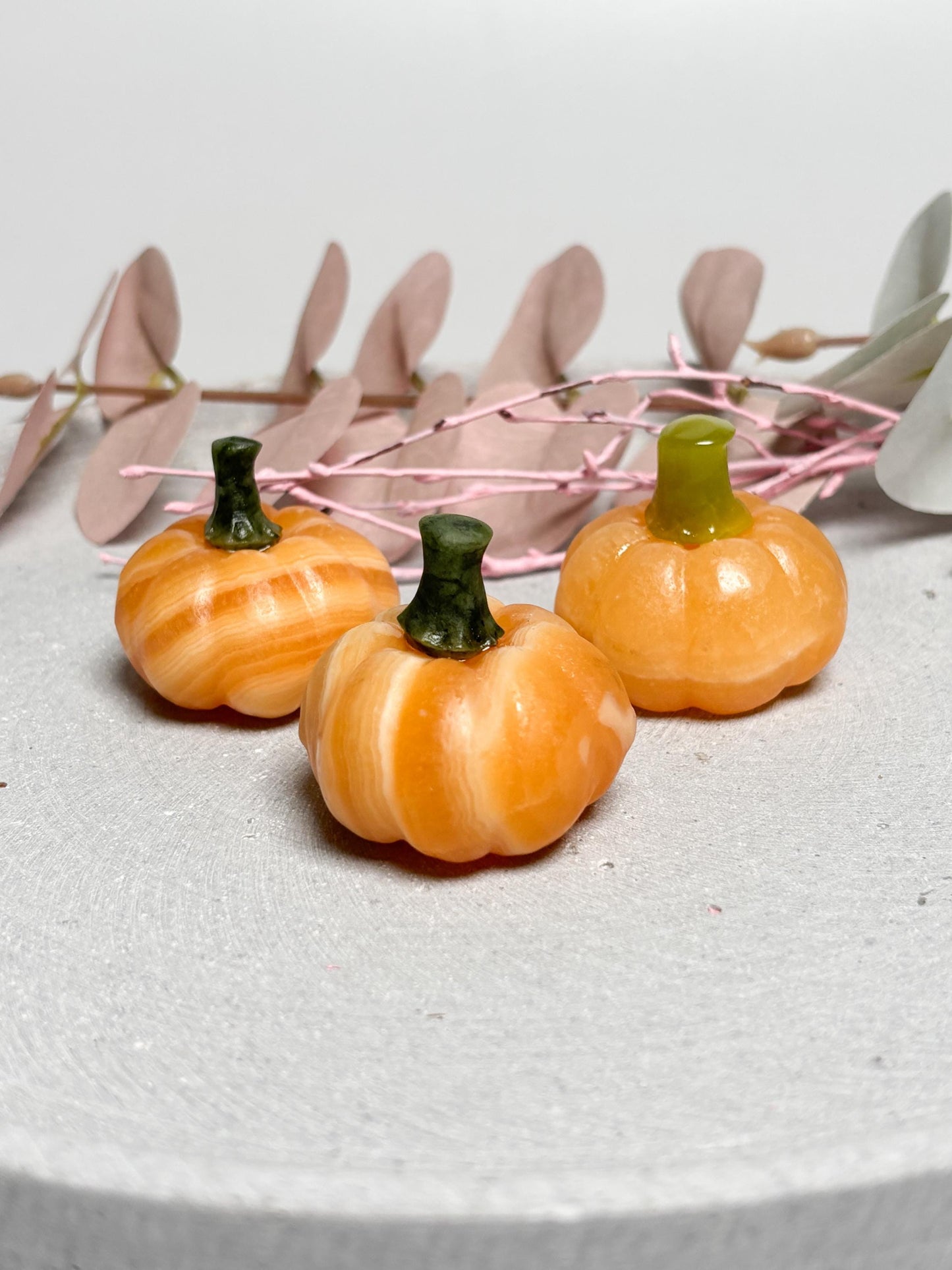 Dekokürbis aus Calcit kleiner Kristall Kürbis 3,8 cm, Edelsteinfigur, Herbstdeko aus Naturstein