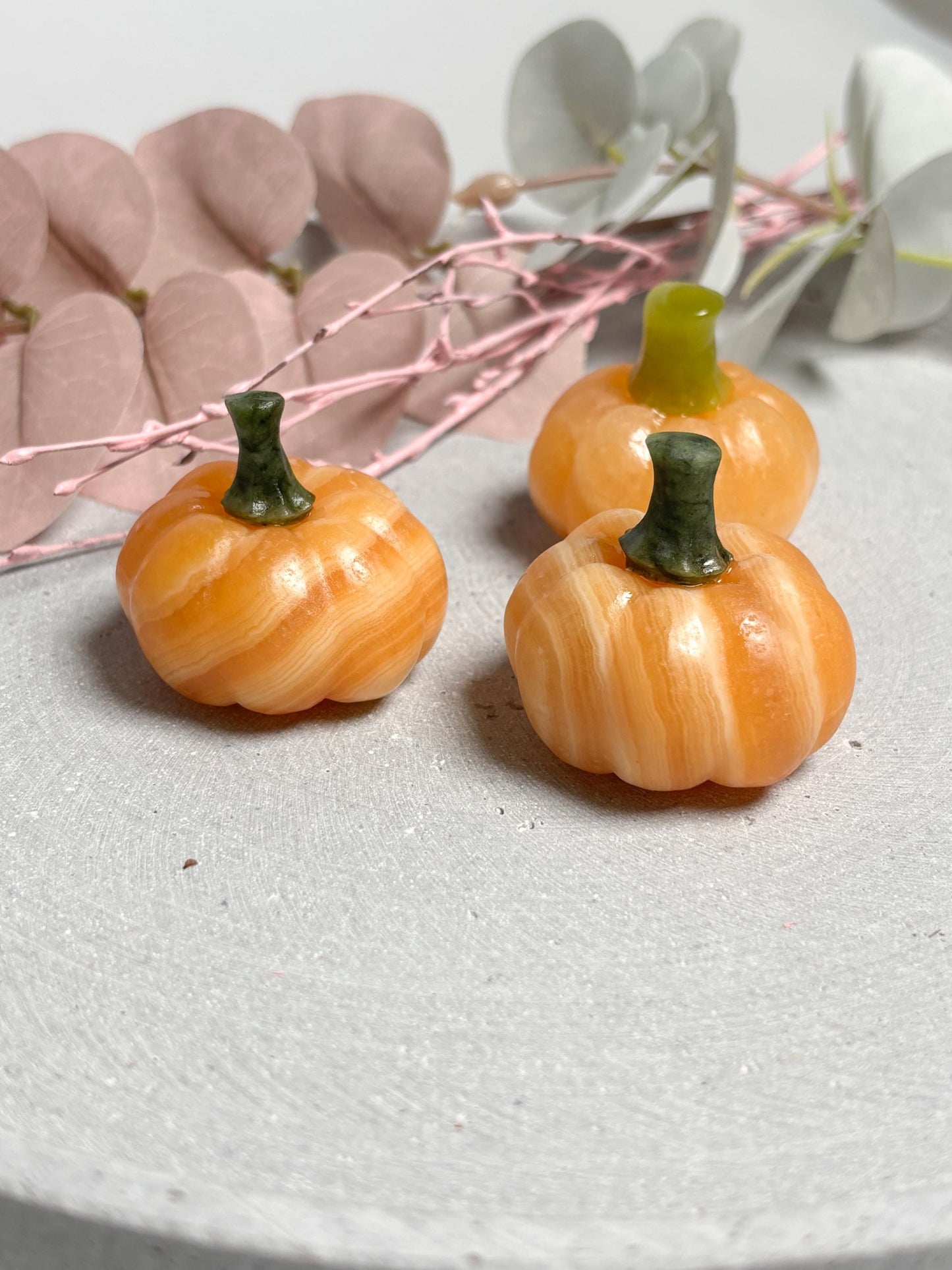 Dekokürbis aus Calcit kleiner Kristall Kürbis 3,8 cm, Edelsteinfigur, Herbstdeko aus Naturstein