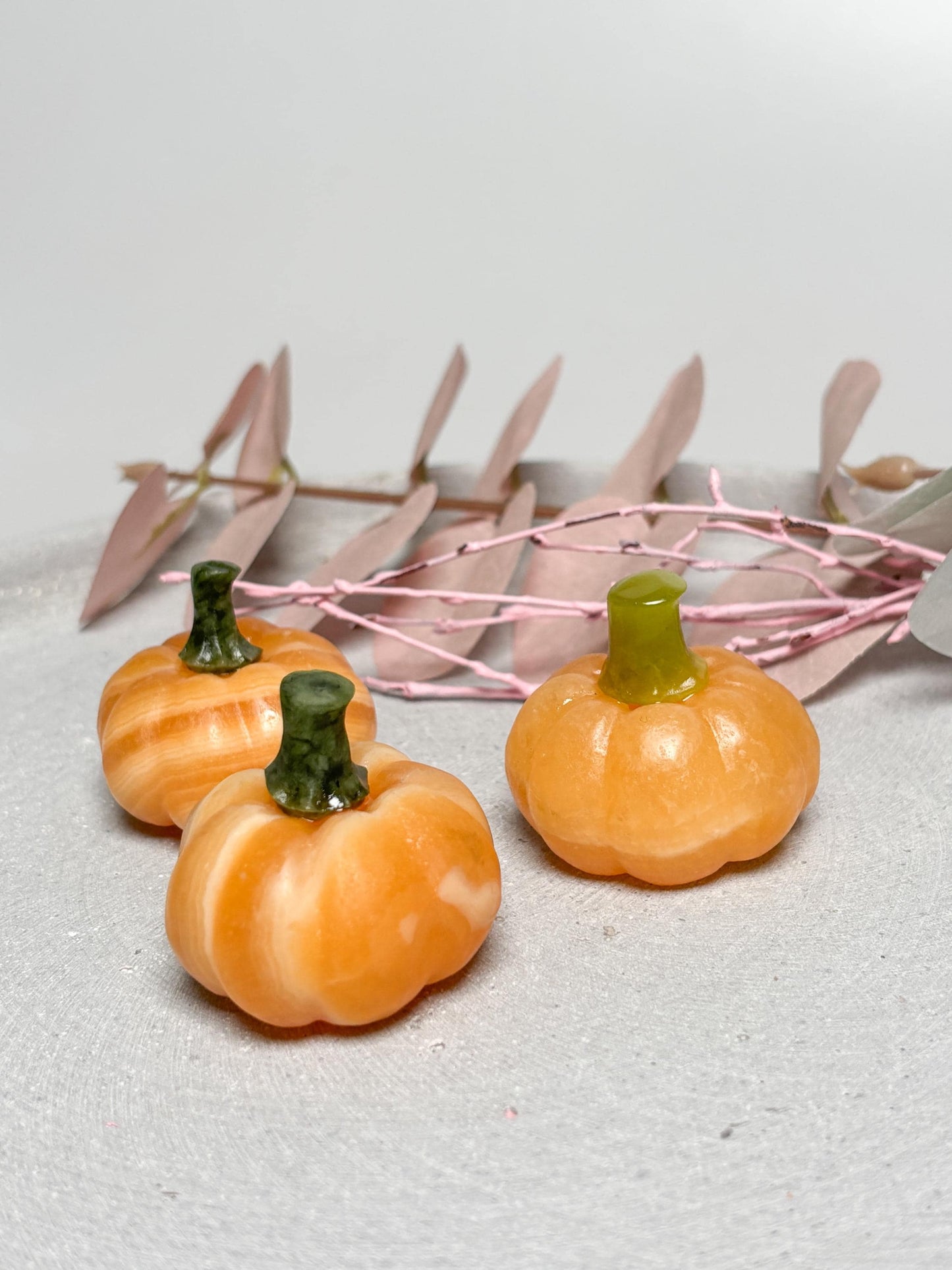 Dekokürbis aus Calcit kleiner Kristall Kürbis 3,8 cm, Edelsteinfigur, Herbstdeko aus Naturstein