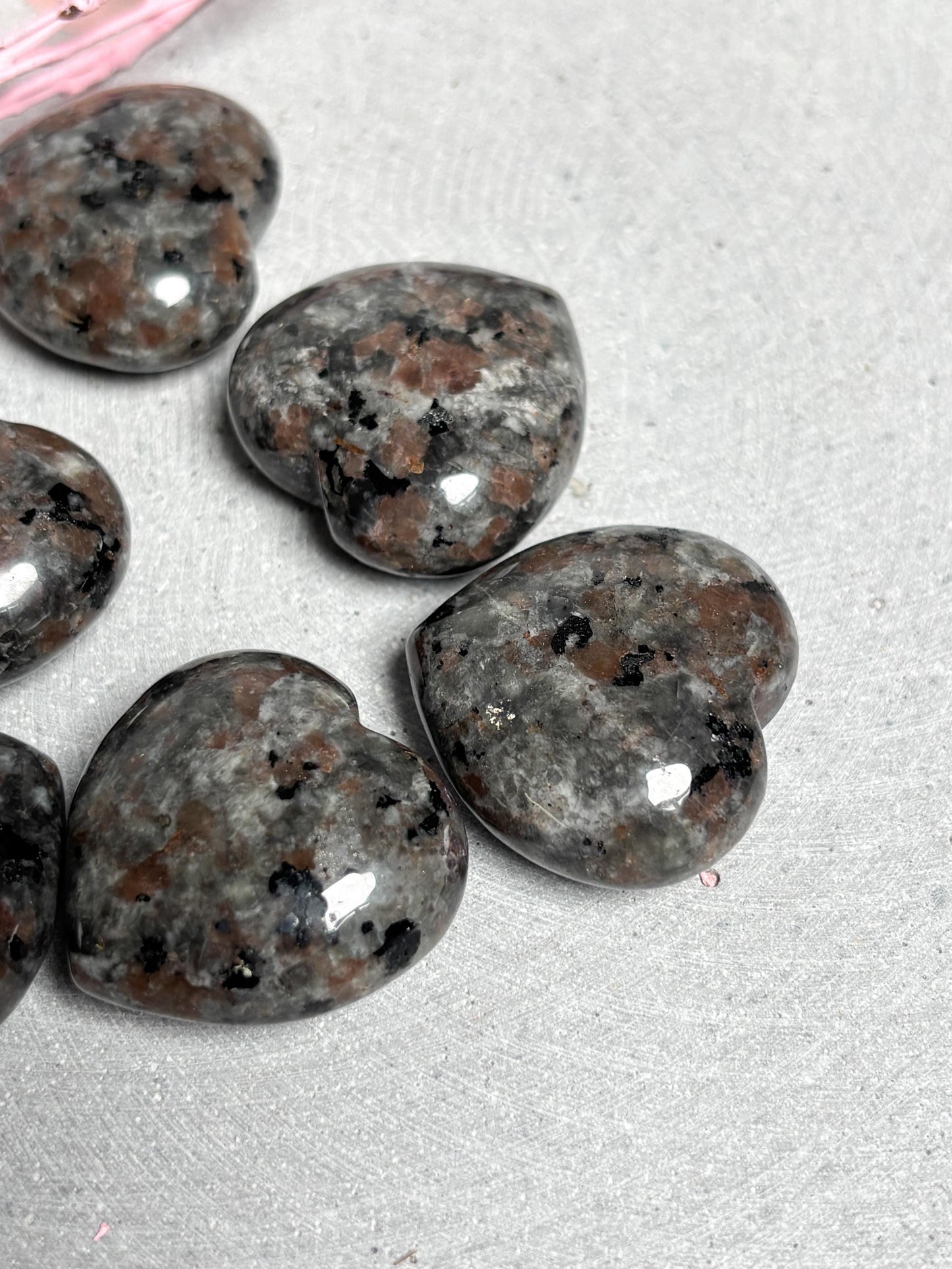 Yooperlite Herz Deko leuchtender Naturstein mit UV Reaktion, ca. 3 cm Geschenkidee & Edelstein Deko