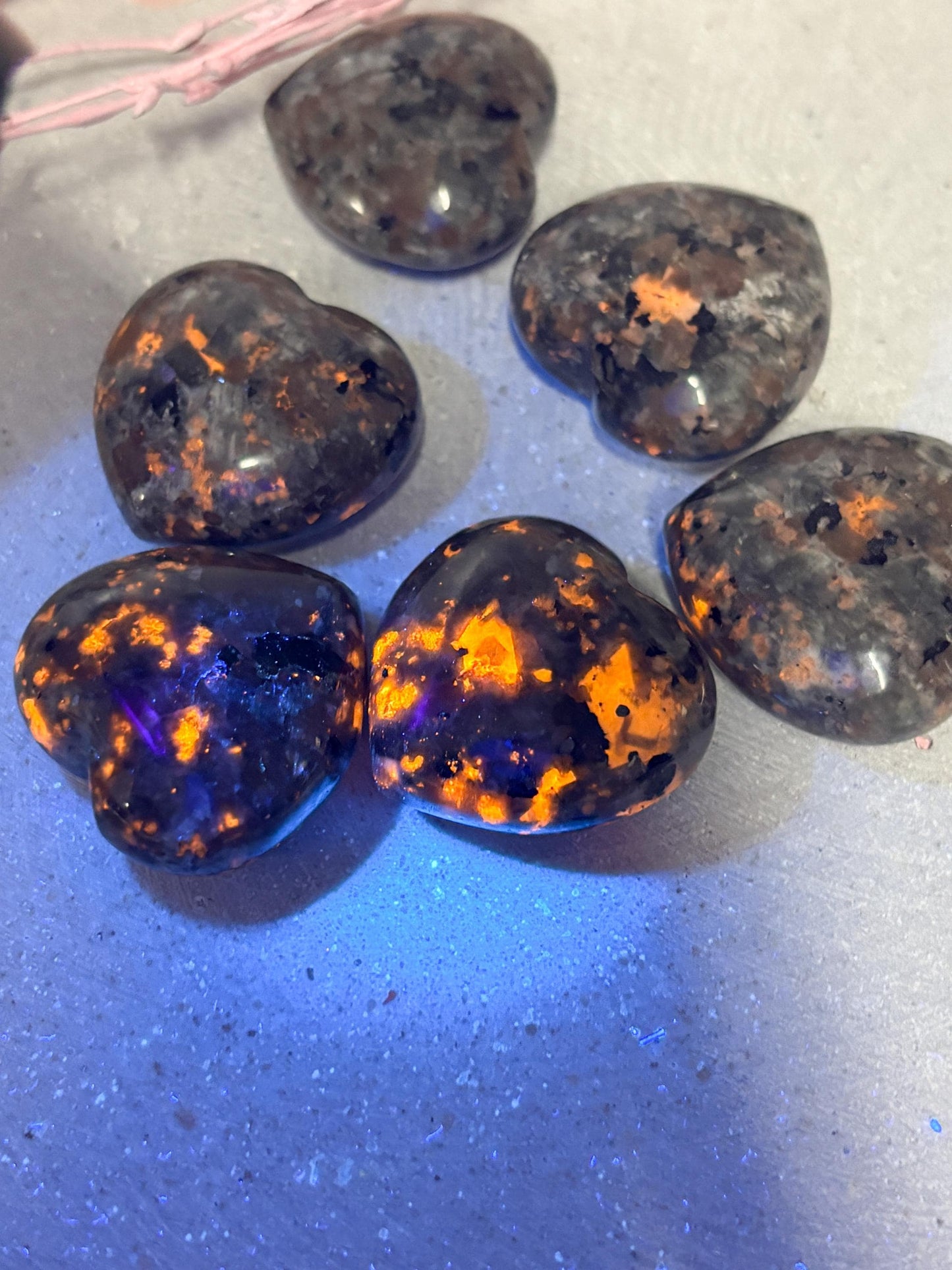 Yooperlite Herz Deko leuchtender Naturstein mit UV Reaktion, ca. 3 cm Geschenkidee & Edelstein Deko