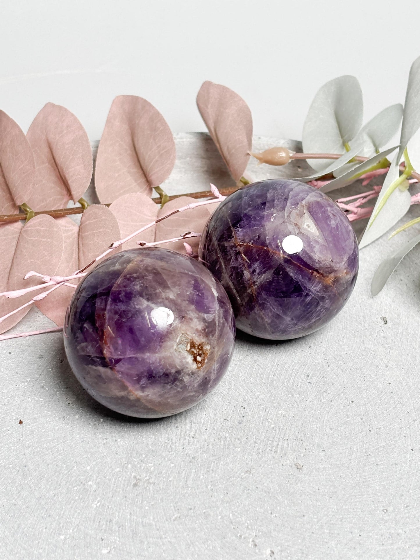 Edelstein Kugel Amethyst ca. 5 cm, polierter Kristall, Heilstein Kugel, Naturstein Deko für Meditation & Balance
