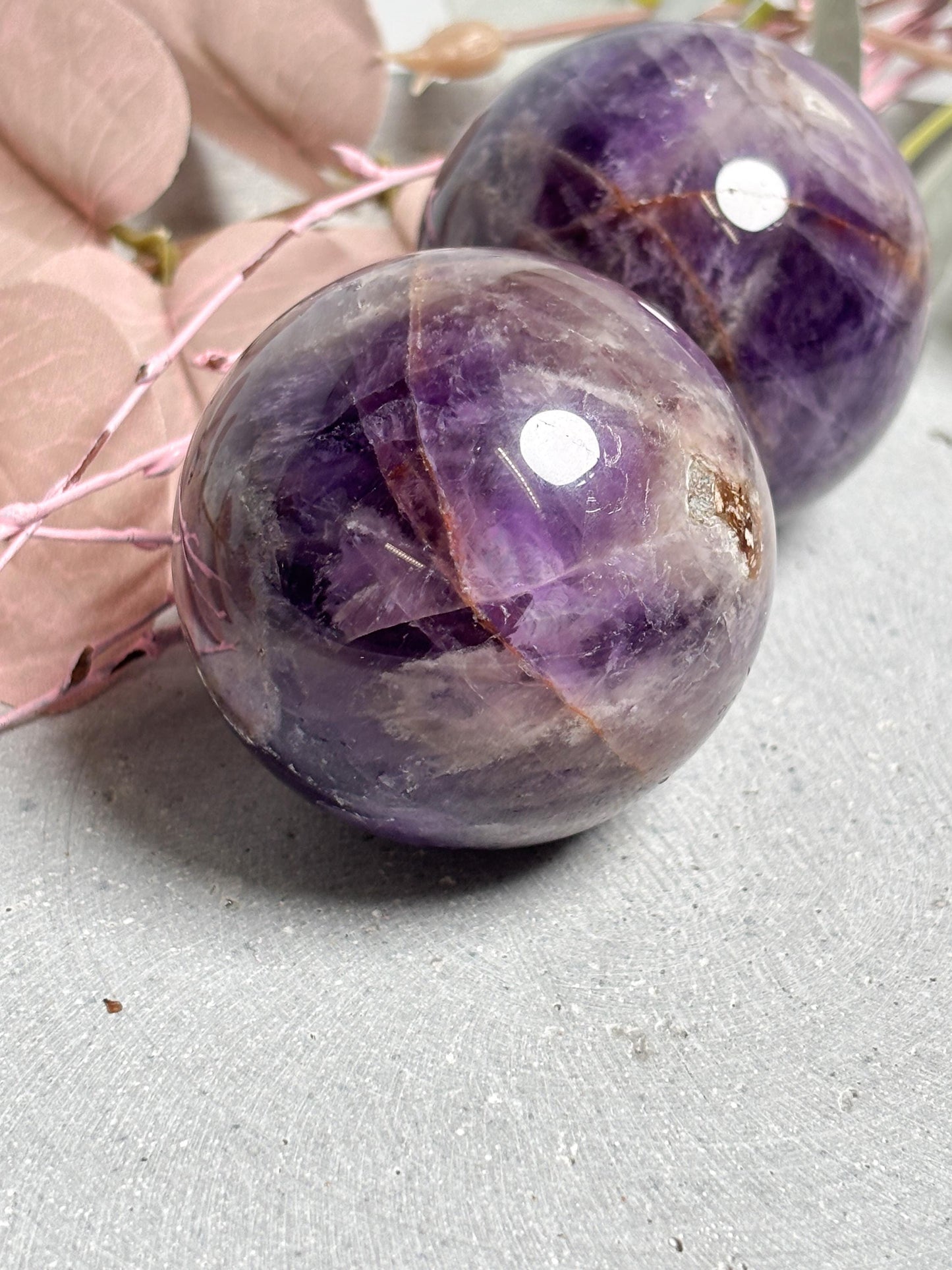 Edelstein Kugel Amethyst ca. 5 cm, polierter Kristall, Heilstein Kugel, Naturstein Deko für Meditation & Balance