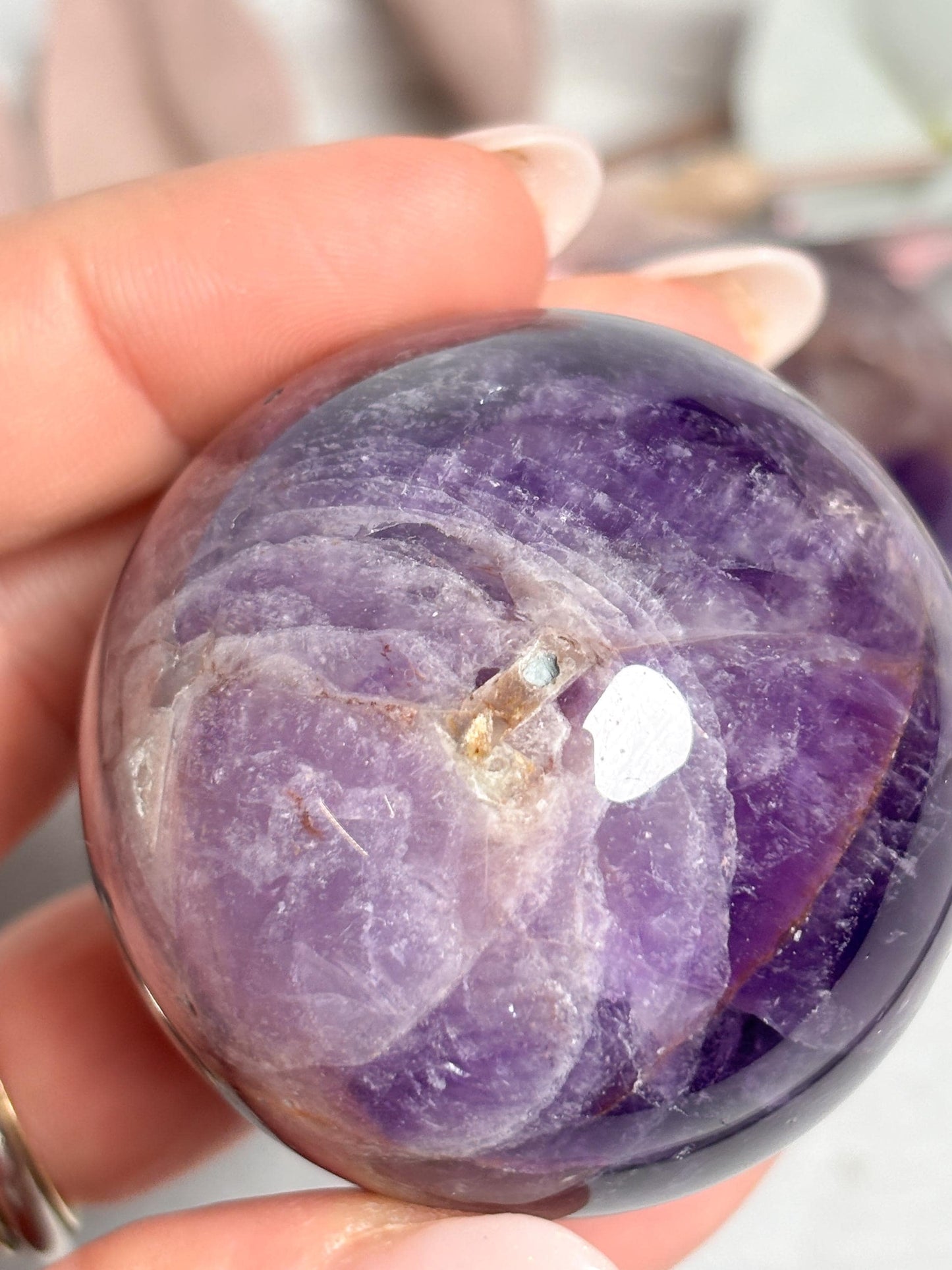 Edelstein Kugel Amethyst ca. 5 cm, polierter Kristall, Heilstein Kugel, Naturstein Deko für Meditation & Balance