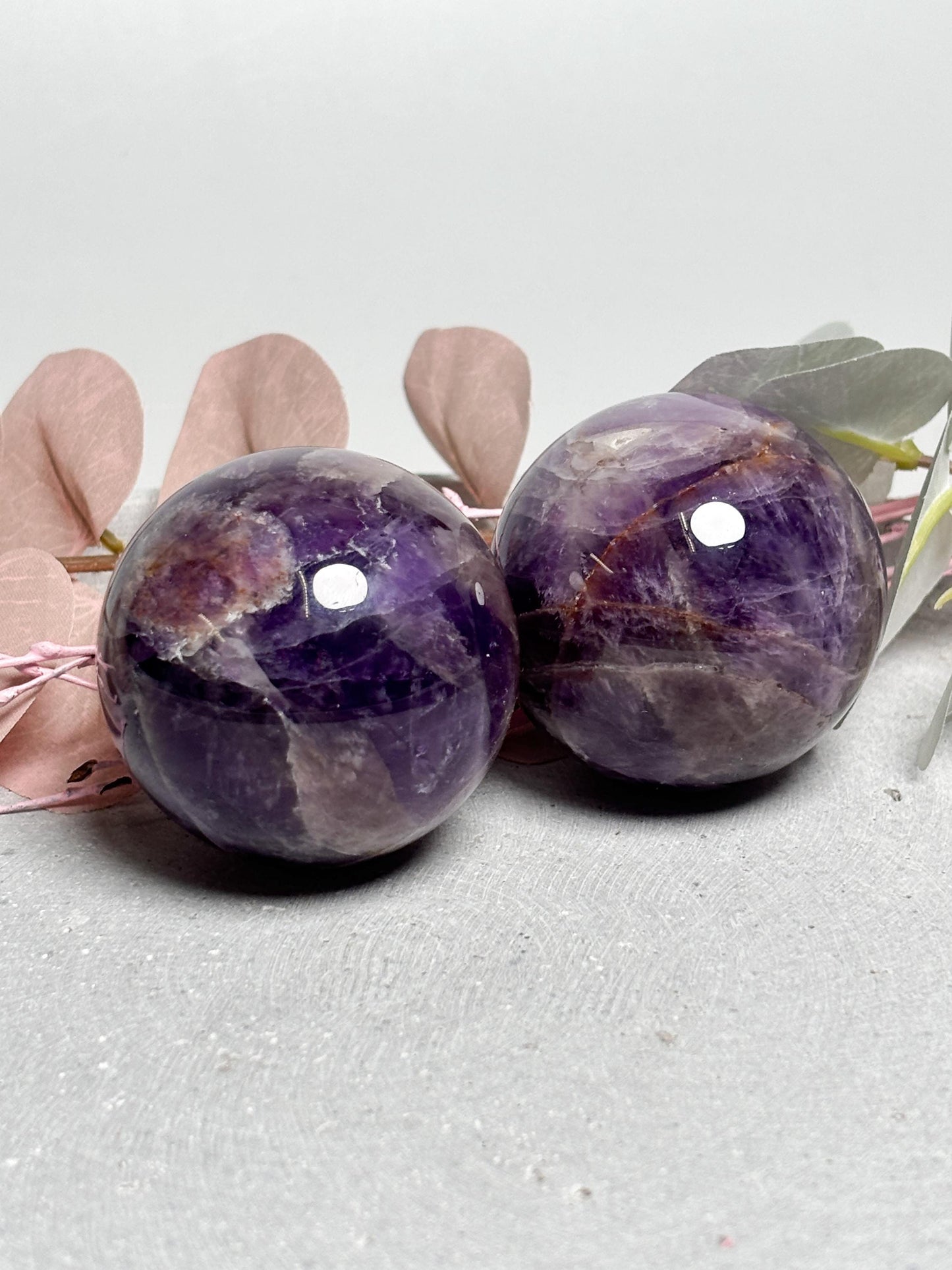 Edelstein Kugel Amethyst ca. 5 cm, polierter Kristall, Heilstein Kugel, Naturstein Deko für Meditation & Balance
