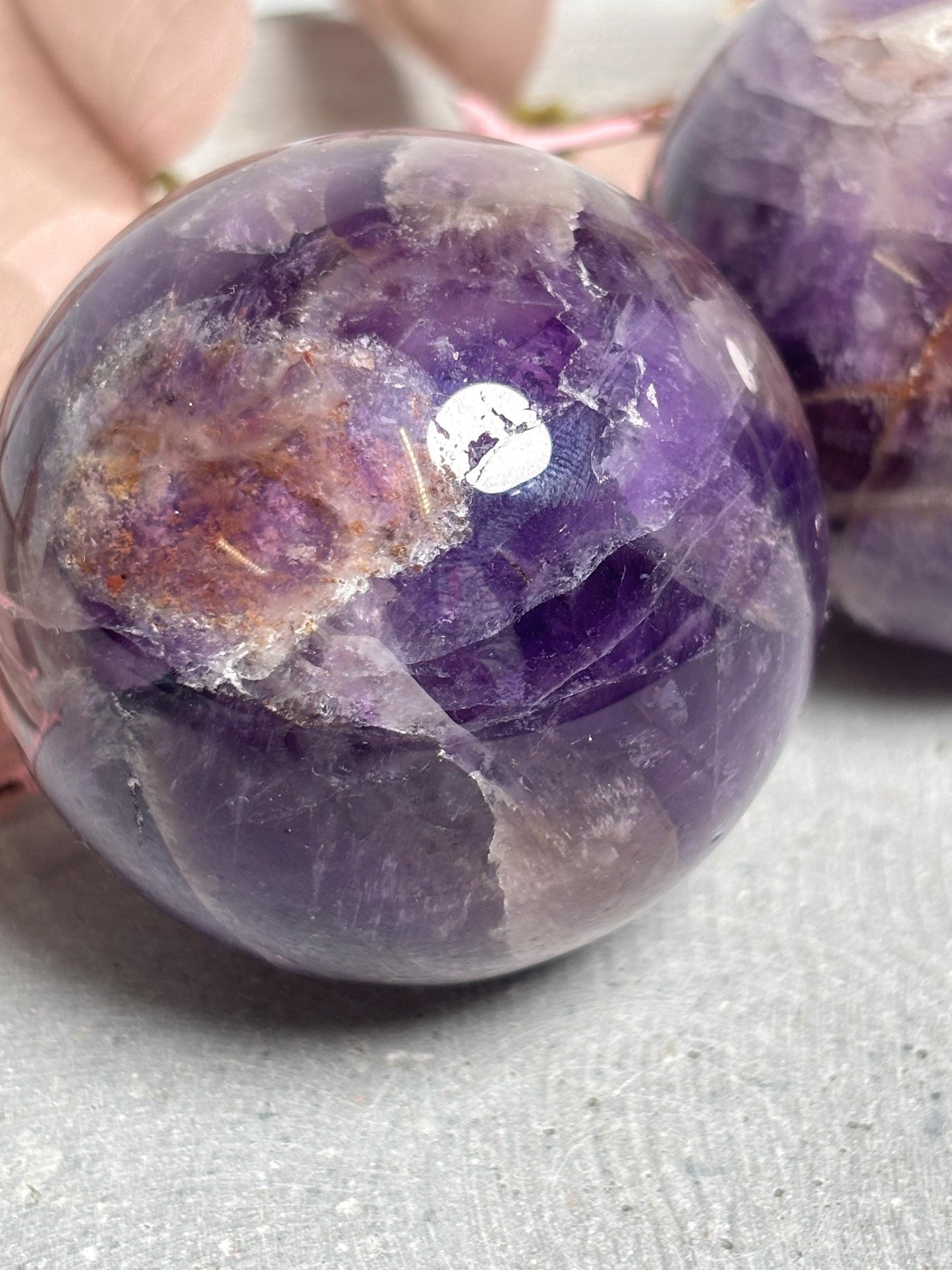 Edelstein Kugel Amethyst ca. 5 cm, polierter Kristall, Heilstein Kugel, Naturstein Deko für Meditation & Balance