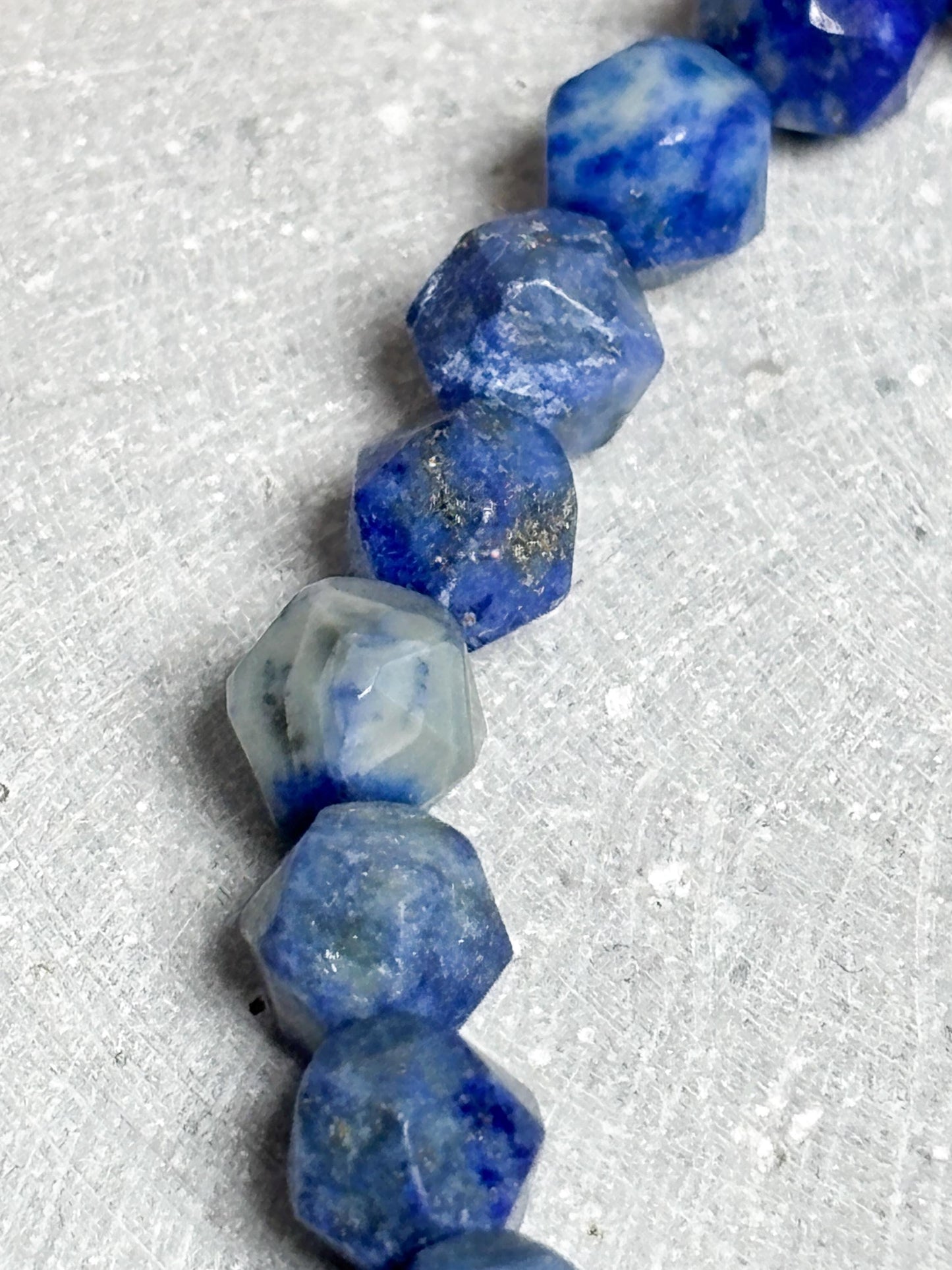 Elastisches Armband aus facettiertem Lapislazuli mit goldfarbenen Perlen und Muschelstern Edelsteinarmband Blau