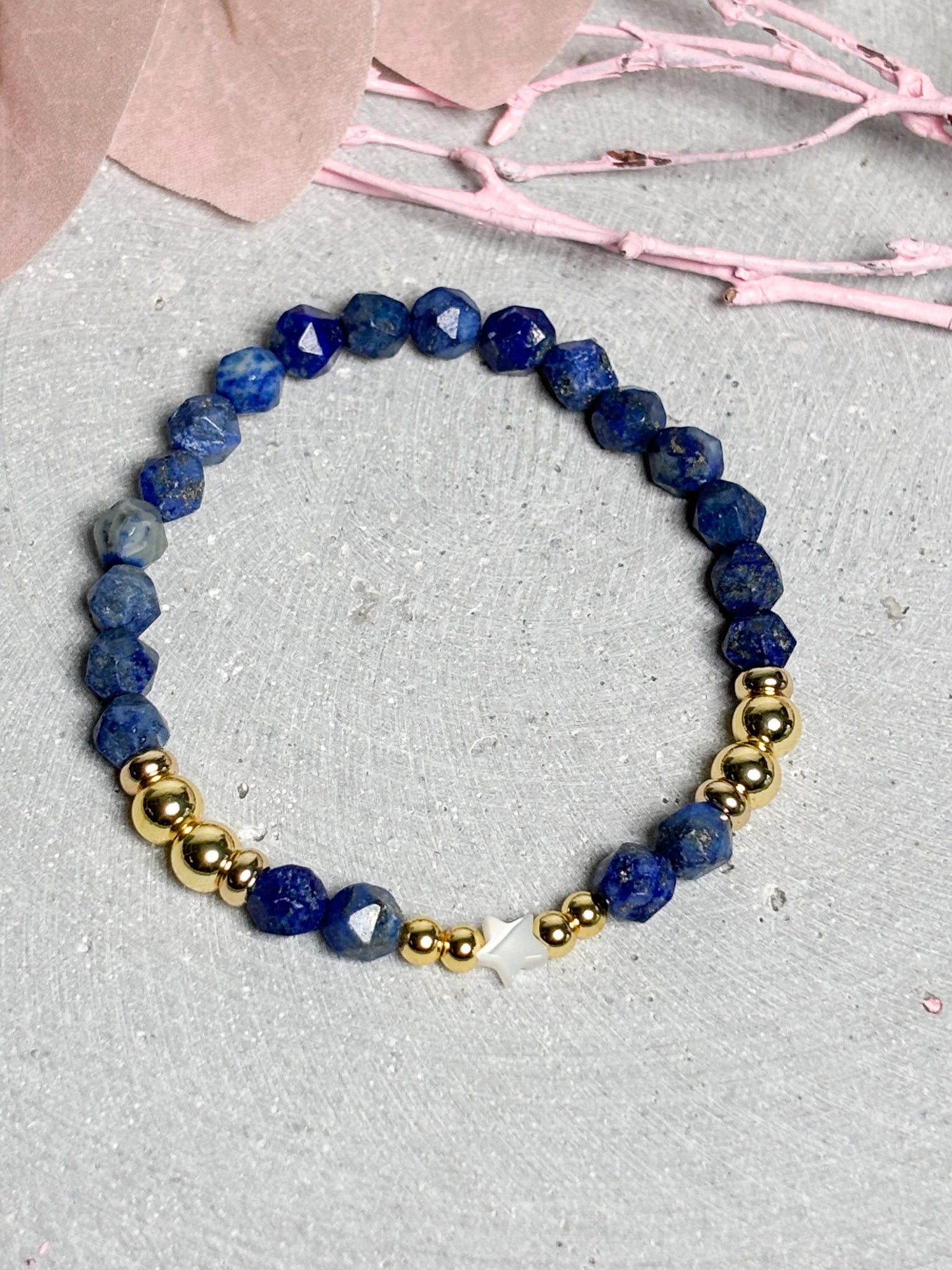 Elastisches Armband aus facettiertem Lapislazuli mit goldfarbenen Perlen und Muschelstern Edelsteinarmband Blau
