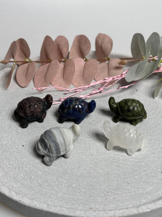 Schildkröte Figur aus Edelstein 4 cm  Kristall Carving aus Zebra Calcit, Sodalith, Bergkristall, Mahagonie Obsidian oder Jade