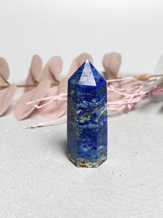 Lapislazuli Turm  kleiner blauer Kristall mit weißen und Pyrit Einschlüssen, UV-reaktiv, Edelstein Spitze, Naturstein Deko