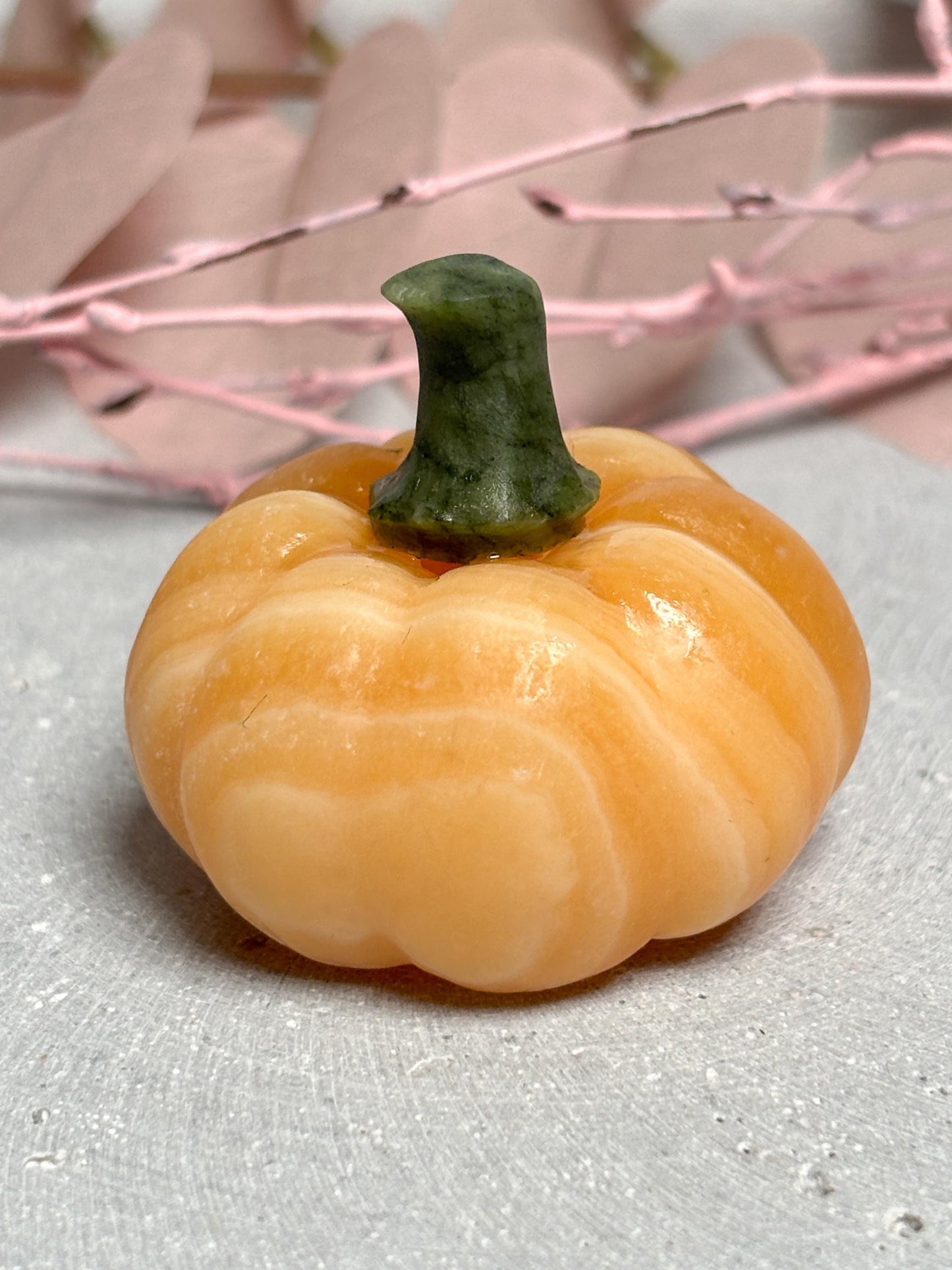 Dekokürbis aus Calcit kleiner Kristall Kürbis 3,8 cm, Edelsteinfigur, Herbstdeko aus Naturstein