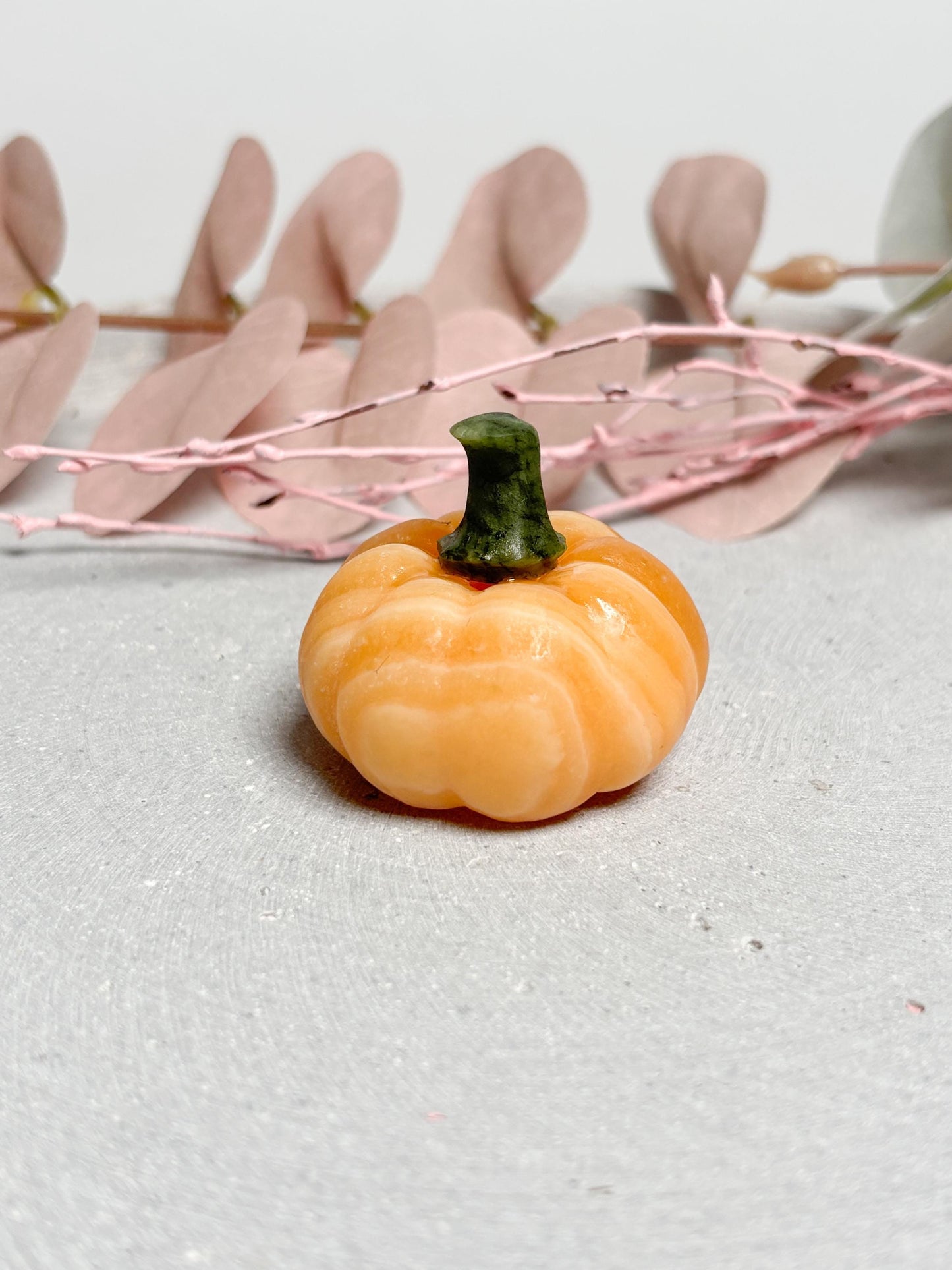 Dekokürbis aus Calcit kleiner Kristall Kürbis 3,8 cm, Edelsteinfigur, Herbstdeko aus Naturstein