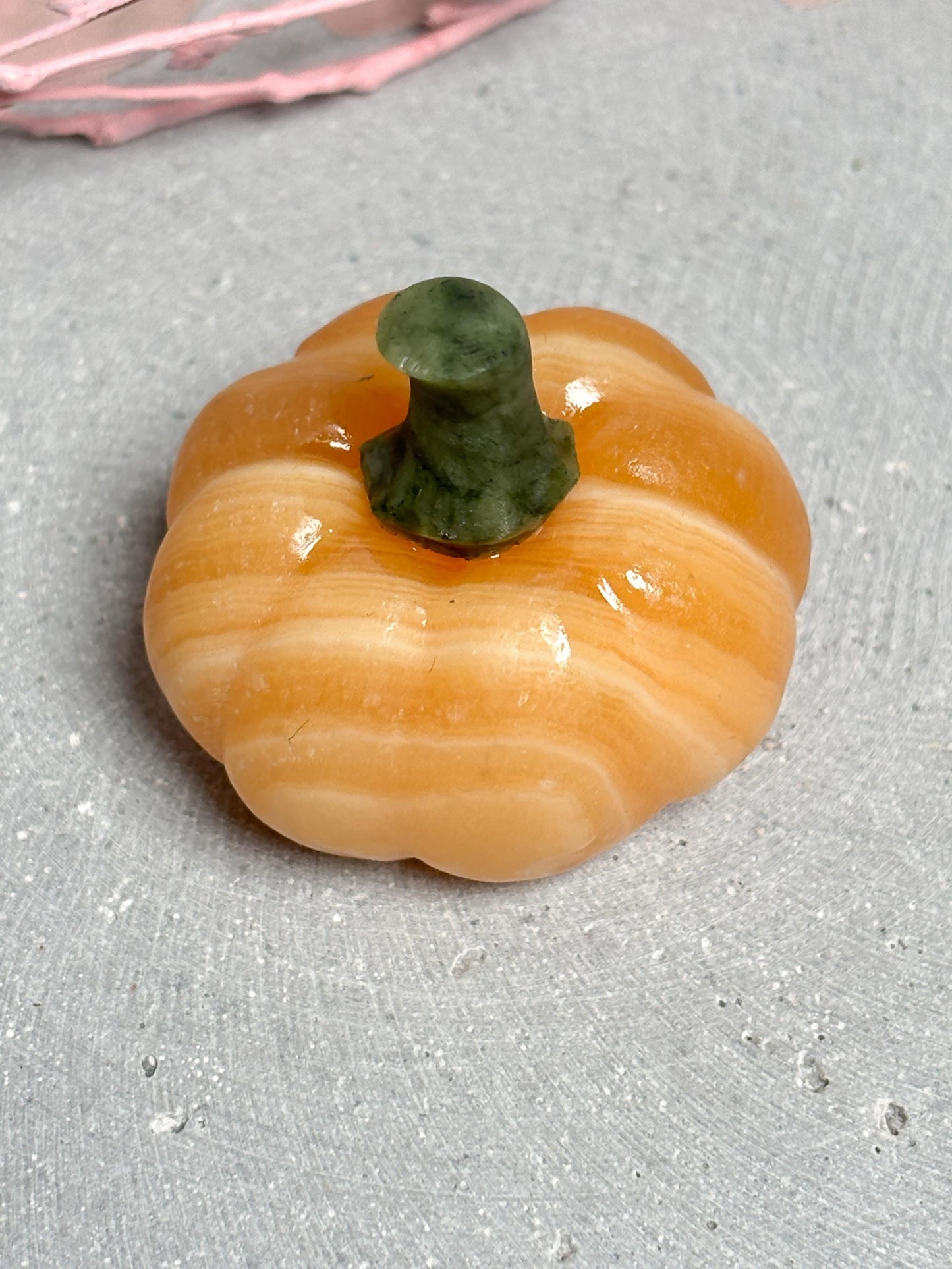 Dekokürbis aus Calcit kleiner Kristall Kürbis 3,8 cm, Edelsteinfigur, Herbstdeko aus Naturstein