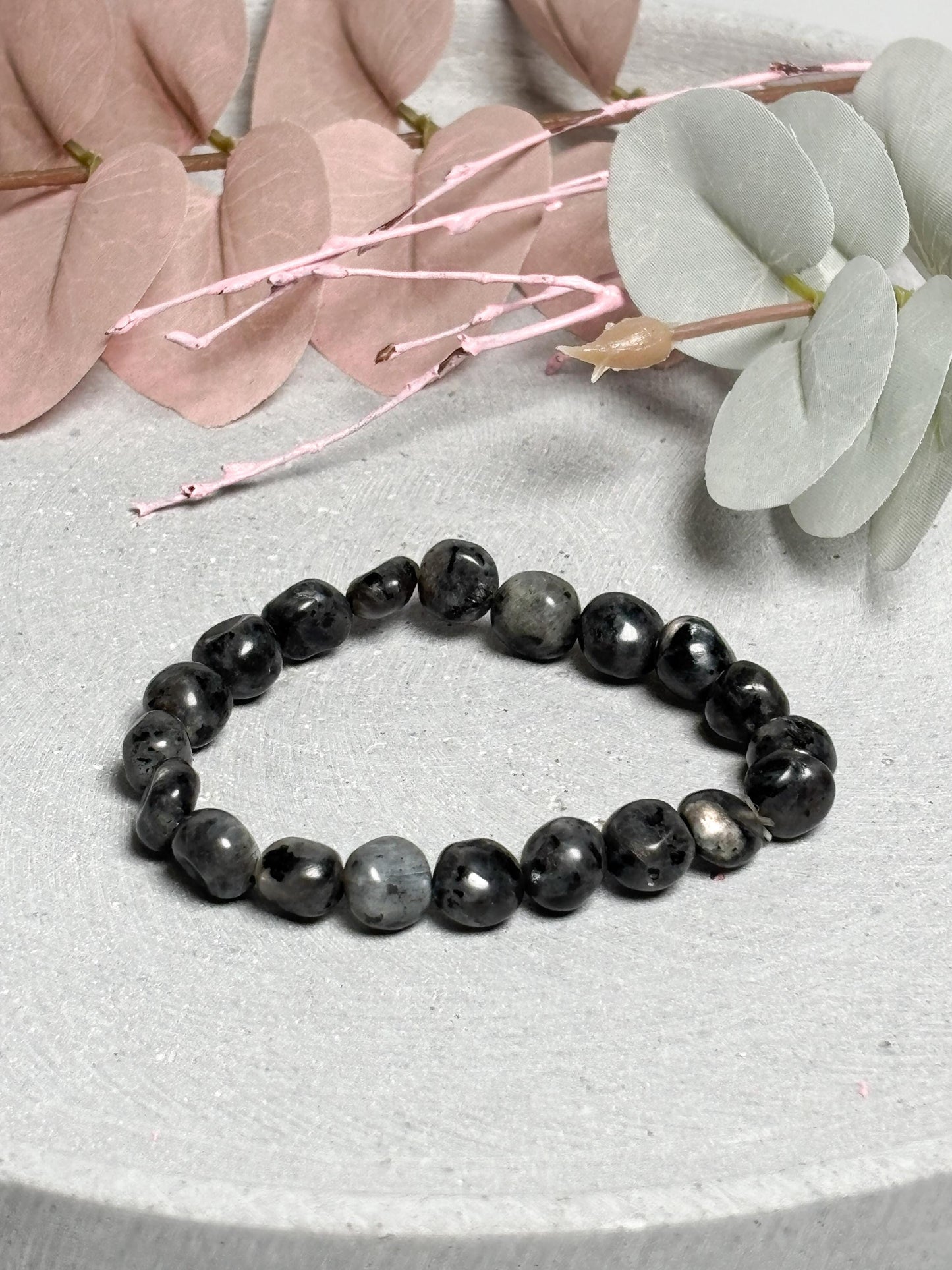 Larvikit Armband elastisches Perlenarmband ca. 17,5 cm mit 9 mm Nuggets, Edelstein Schmuck in Grau mit Schimmer