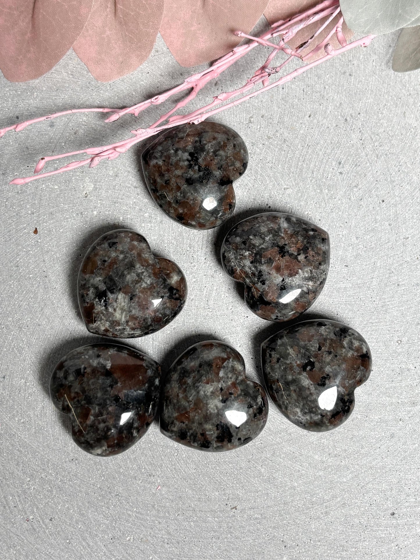 Yooperlite Herz Deko leuchtender Naturstein mit UV Reaktion, ca. 3 cm Geschenkidee & Edelstein Deko