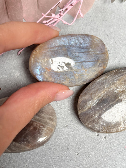 Mondstein Taschenstein  polierter Edelstein ca. 5,8x2,8 cm, mit blauem Flash, Kristall Heilstein für Intuition & Balance