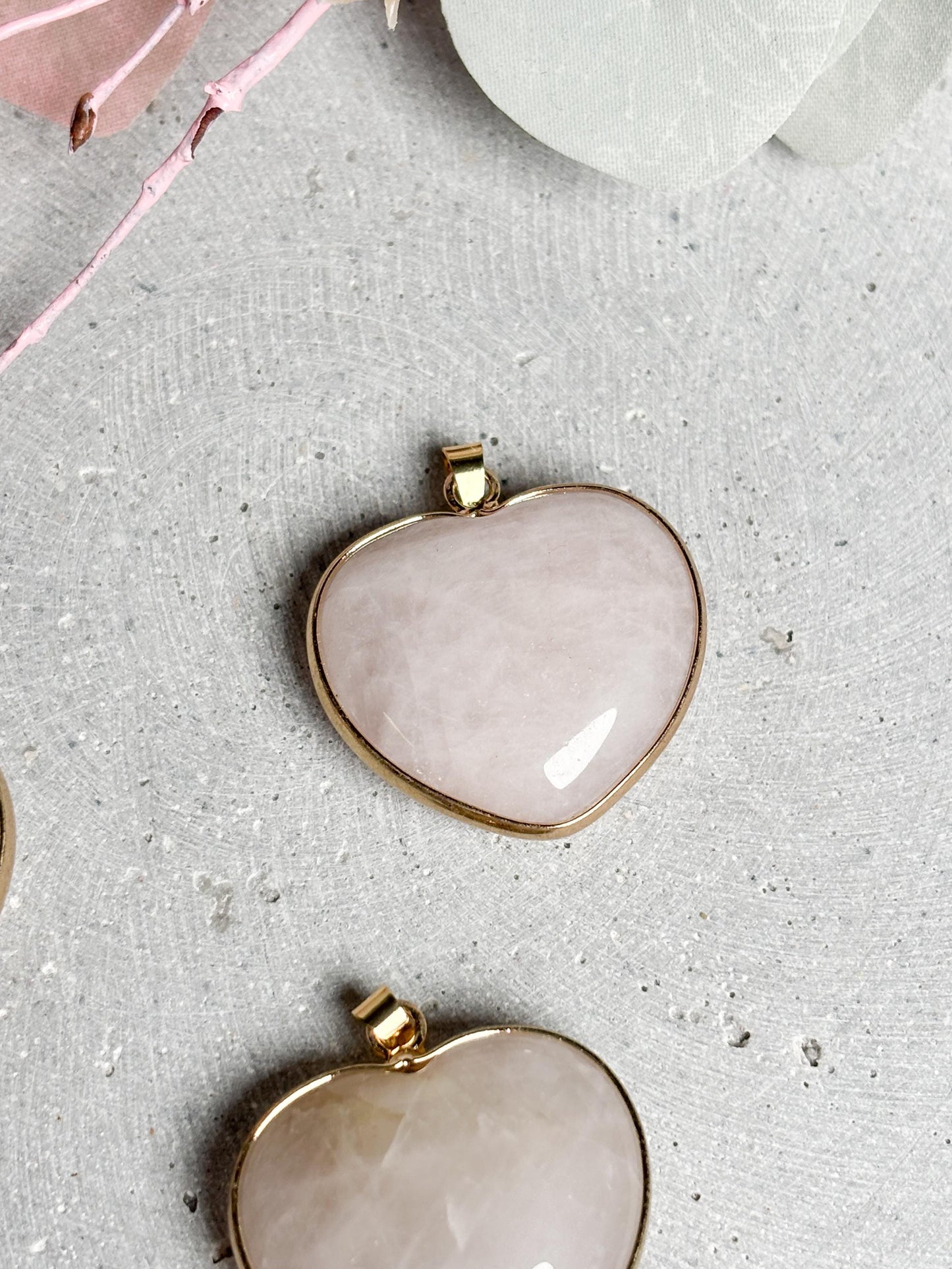 Rosenquarz Herz Anhänger  goldfarbene Fassung, Edelstein Anhänger für Ketten, Kristall Schmuck, Herzstein Anhänger