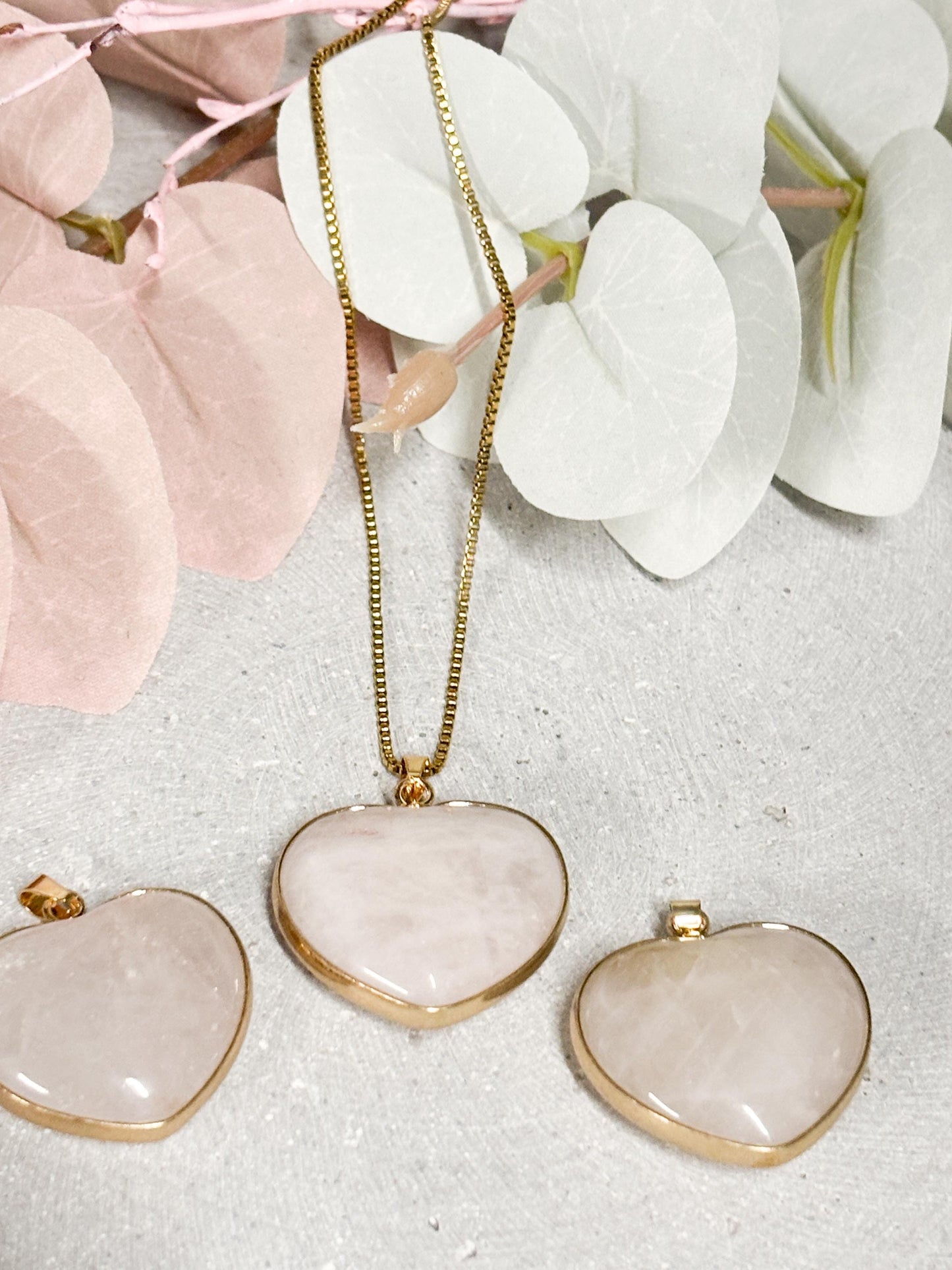 Rosenquarz Herz Anhänger  goldfarbene Fassung, Edelstein Anhänger für Ketten, Kristall Schmuck, Herzstein Anhänger