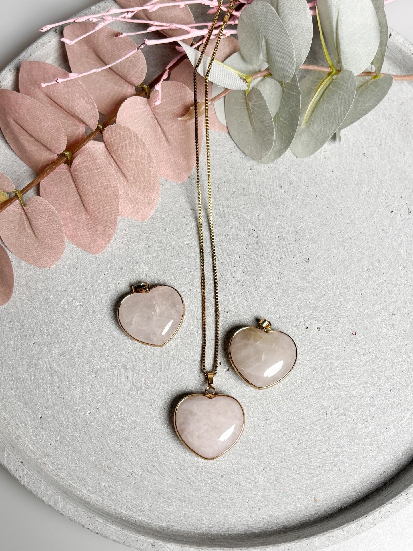 Rosenquarz Herz Anhänger  goldfarbene Fassung, Edelstein Anhänger für Ketten, Kristall Schmuck, Herzstein Anhänger