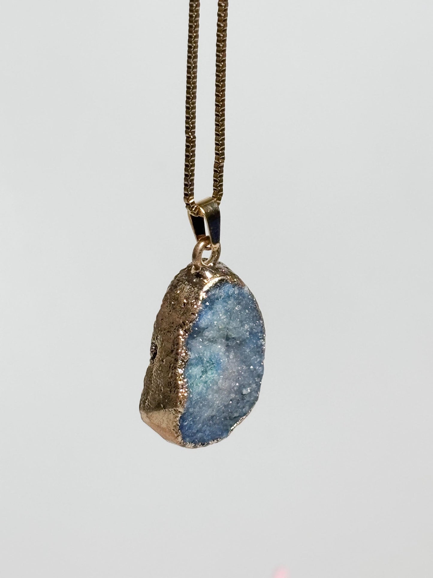 Blauer Drusen Anhänger ovaler Kristall Kettenanhänger, gefärbte Geode mit goldfarbener Fassung, Edelstein Schmuck, Naturstein Anhänger