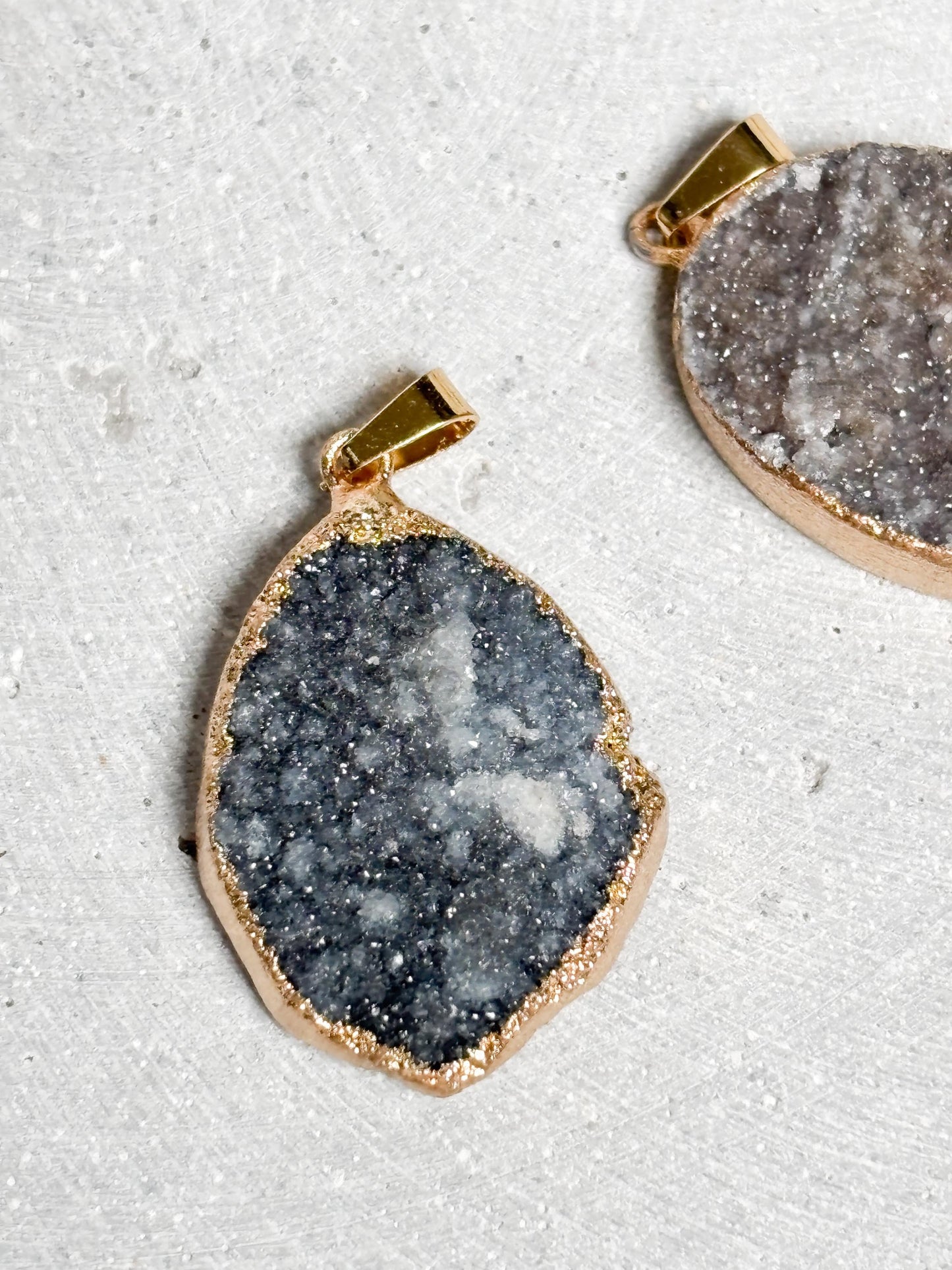 Grauer Drusen Anhänger  ovaler Kristall Kettenanhänger ca. 2,5 cm, Geode mit goldfarbener Fassung, Edelstein Schmuck, Naturstein Anhänger