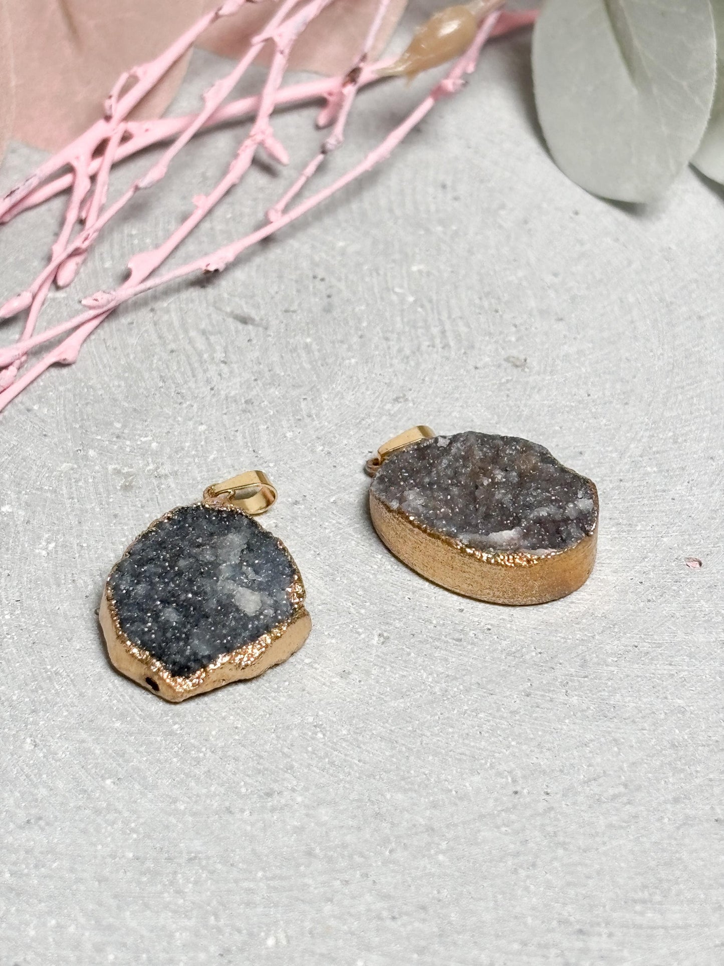 Grauer Drusen Anhänger  ovaler Kristall Kettenanhänger ca. 2,5 cm, Geode mit goldfarbener Fassung, Edelstein Schmuck, Naturstein Anhänger