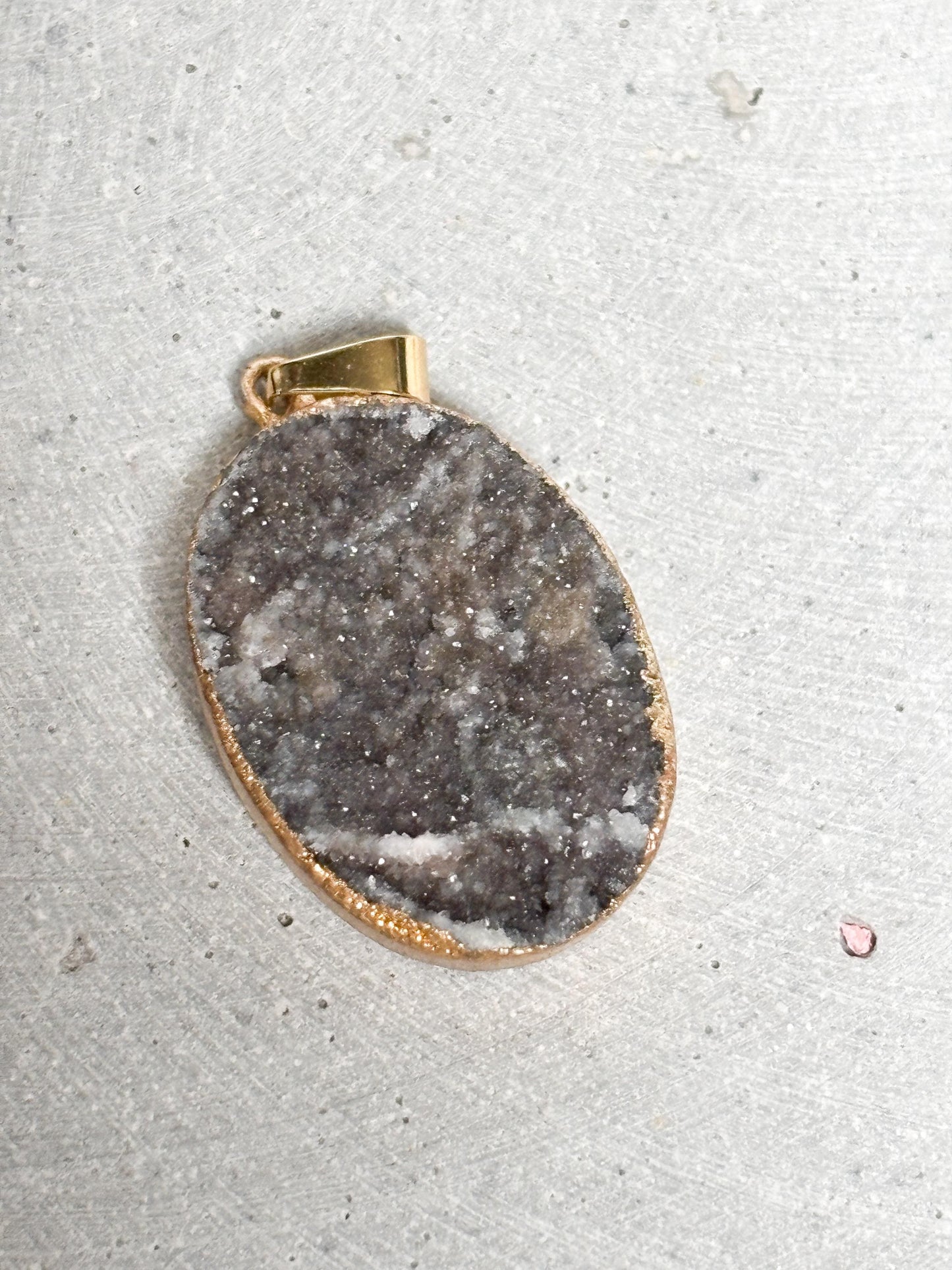 Grauer Drusen Anhänger  ovaler Kristall Kettenanhänger ca. 2,5 cm, Geode mit goldfarbener Fassung, Edelstein Schmuck, Naturstein Anhänger