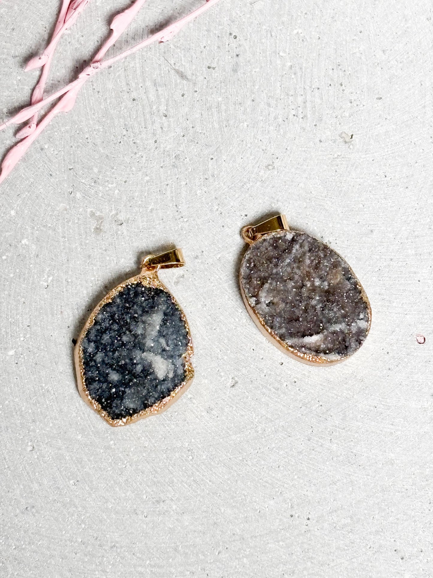 Grauer Drusen Anhänger  ovaler Kristall Kettenanhänger ca. 2,5 cm, Geode mit goldfarbener Fassung, Edelstein Schmuck, Naturstein Anhänger