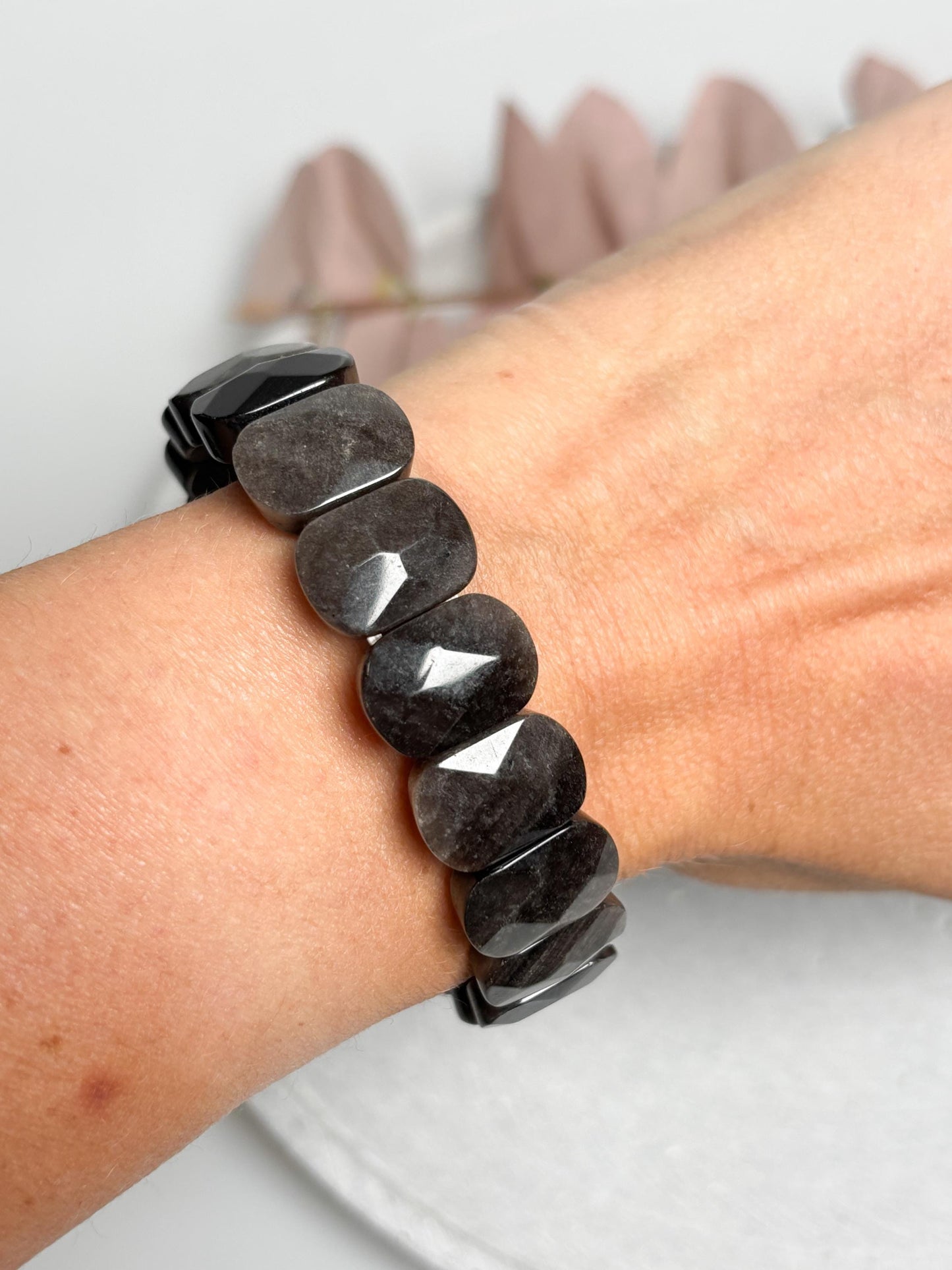 Armreif aus Silber Obsidian ca. 18 cm, elastisch, facettierte rechteckige Perlen, Edelstein Armband Kristall