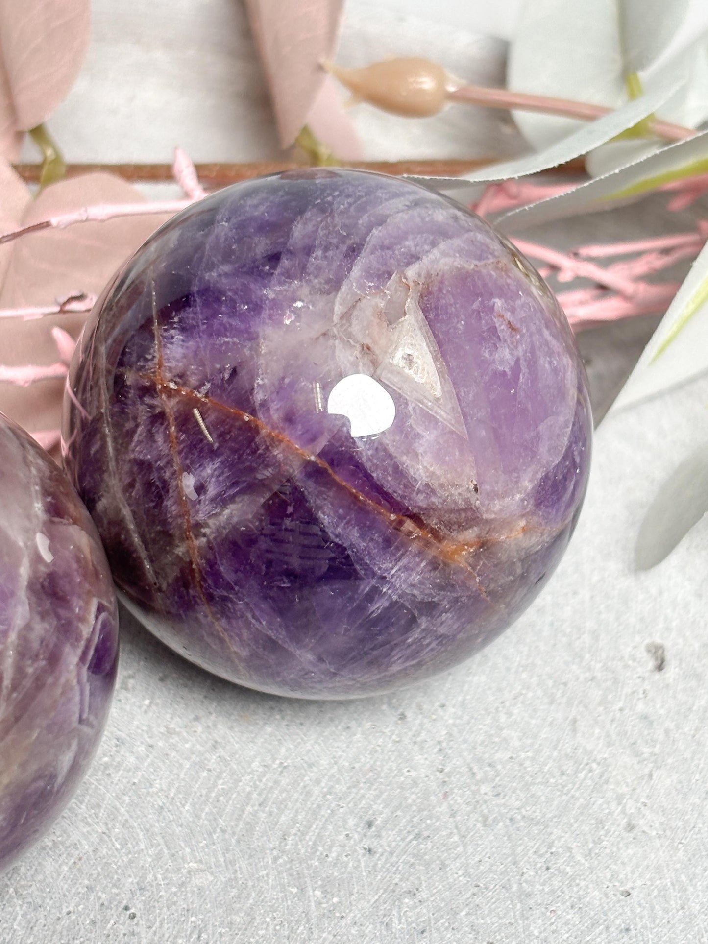 Edelstein Kugel Amethyst ca. 5 cm, polierter Kristall, Heilstein Kugel, Naturstein Deko für Meditation & Balance