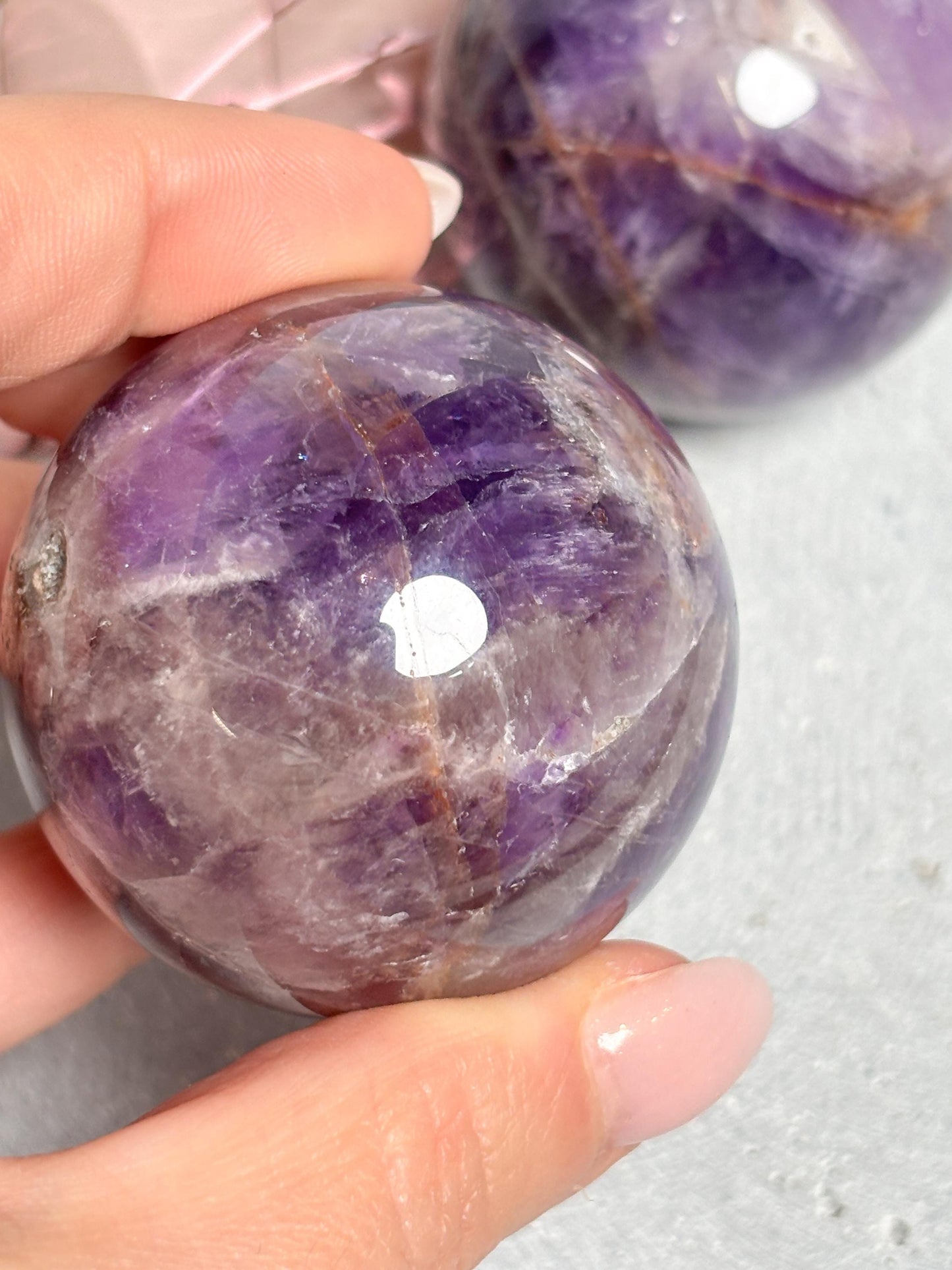 Edelstein Kugel Amethyst ca. 5 cm, polierter Kristall, Heilstein Kugel, Naturstein Deko für Meditation & Balance
