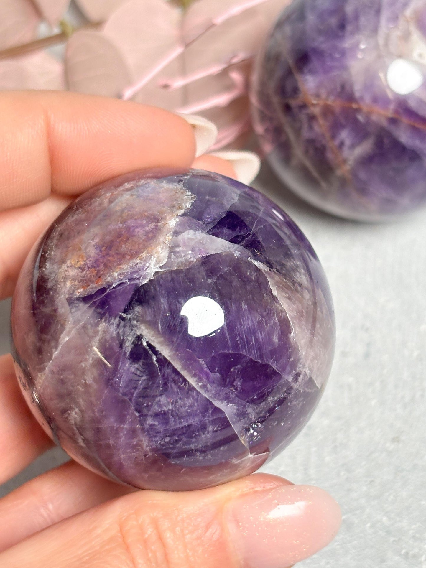 Edelstein Kugel Amethyst ca. 5 cm, polierter Kristall, Heilstein Kugel, Naturstein Deko für Meditation & Balance
