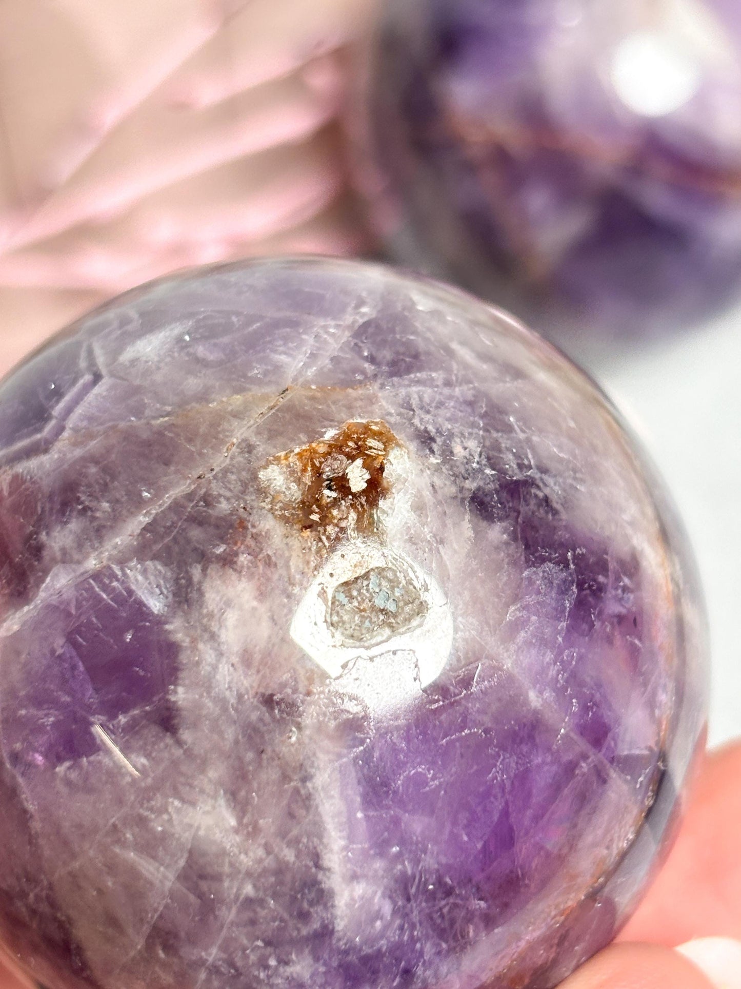 Edelstein Kugel Amethyst ca. 5 cm, polierter Kristall, Heilstein Kugel, Naturstein Deko für Meditation & Balance