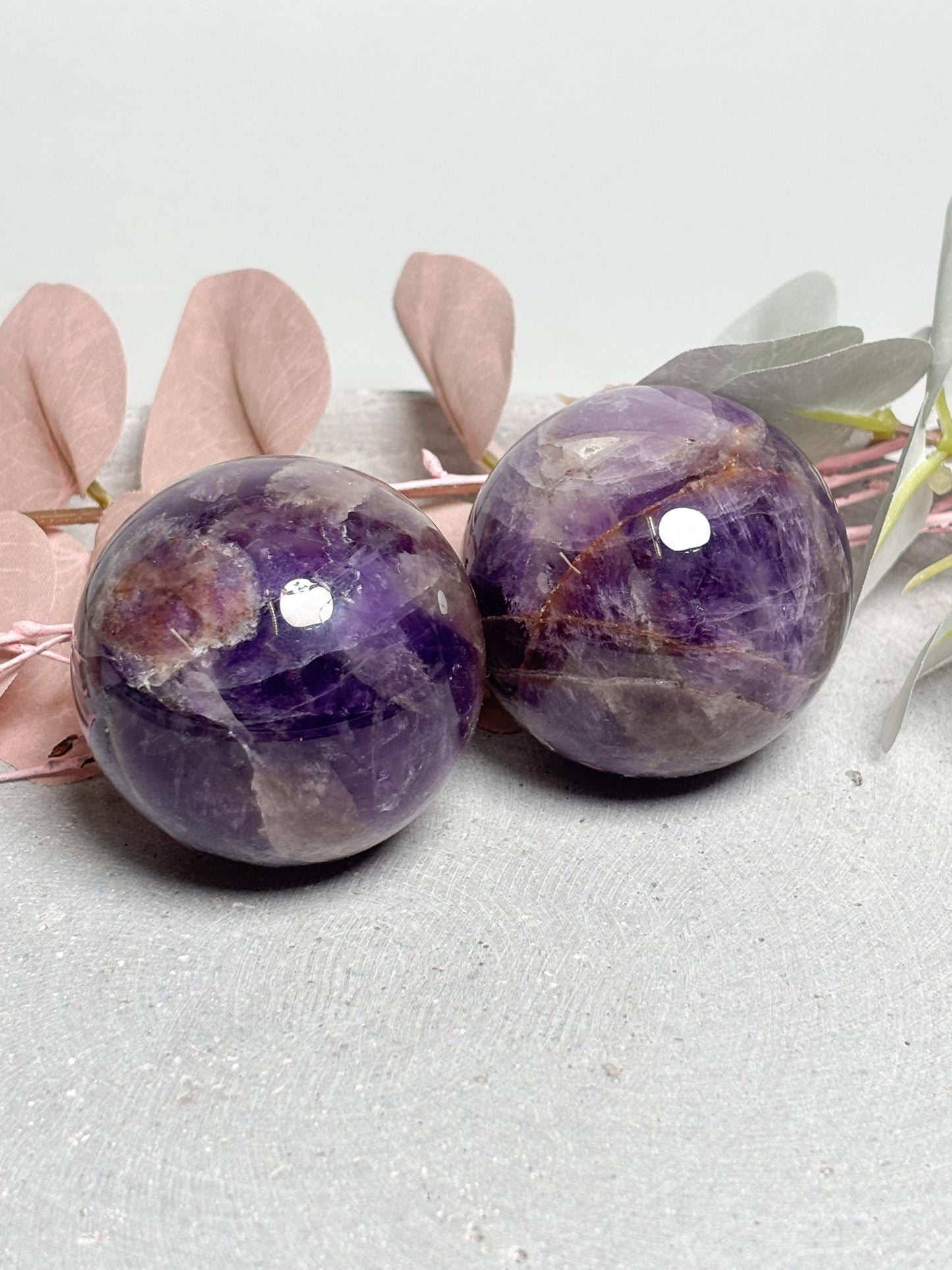 Edelstein Kugel Amethyst ca. 5 cm, polierter Kristall, Heilstein Kugel, Naturstein Deko für Meditation & Balance
