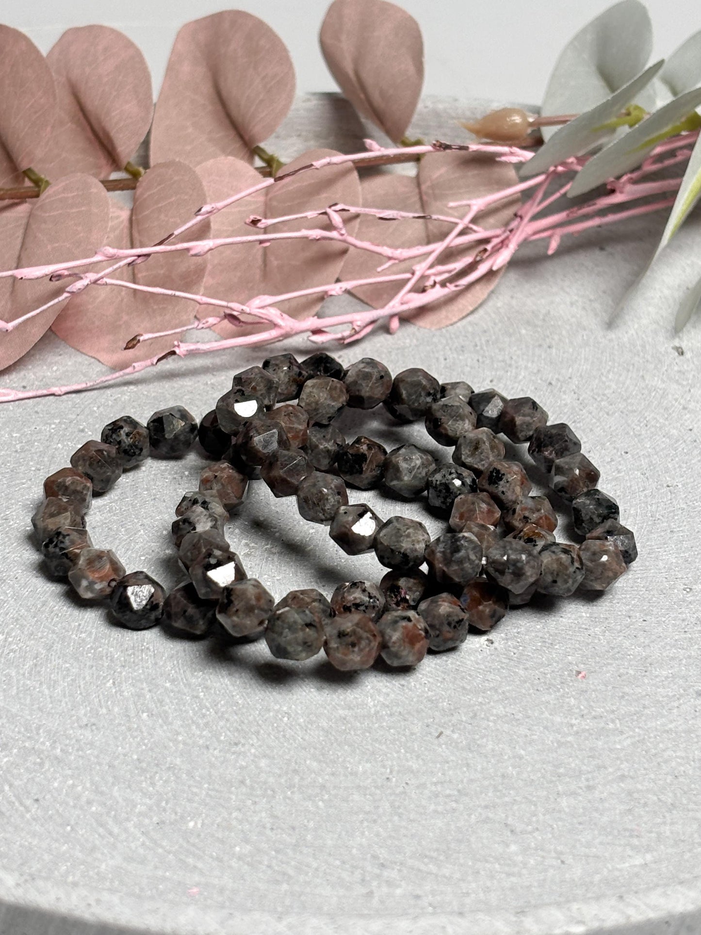 Yooperlite Kristall Armband elastisches Perlenarmband 8 mm, UV-aktiv, facettierte Edelstein Perlen, Energy Bracelet