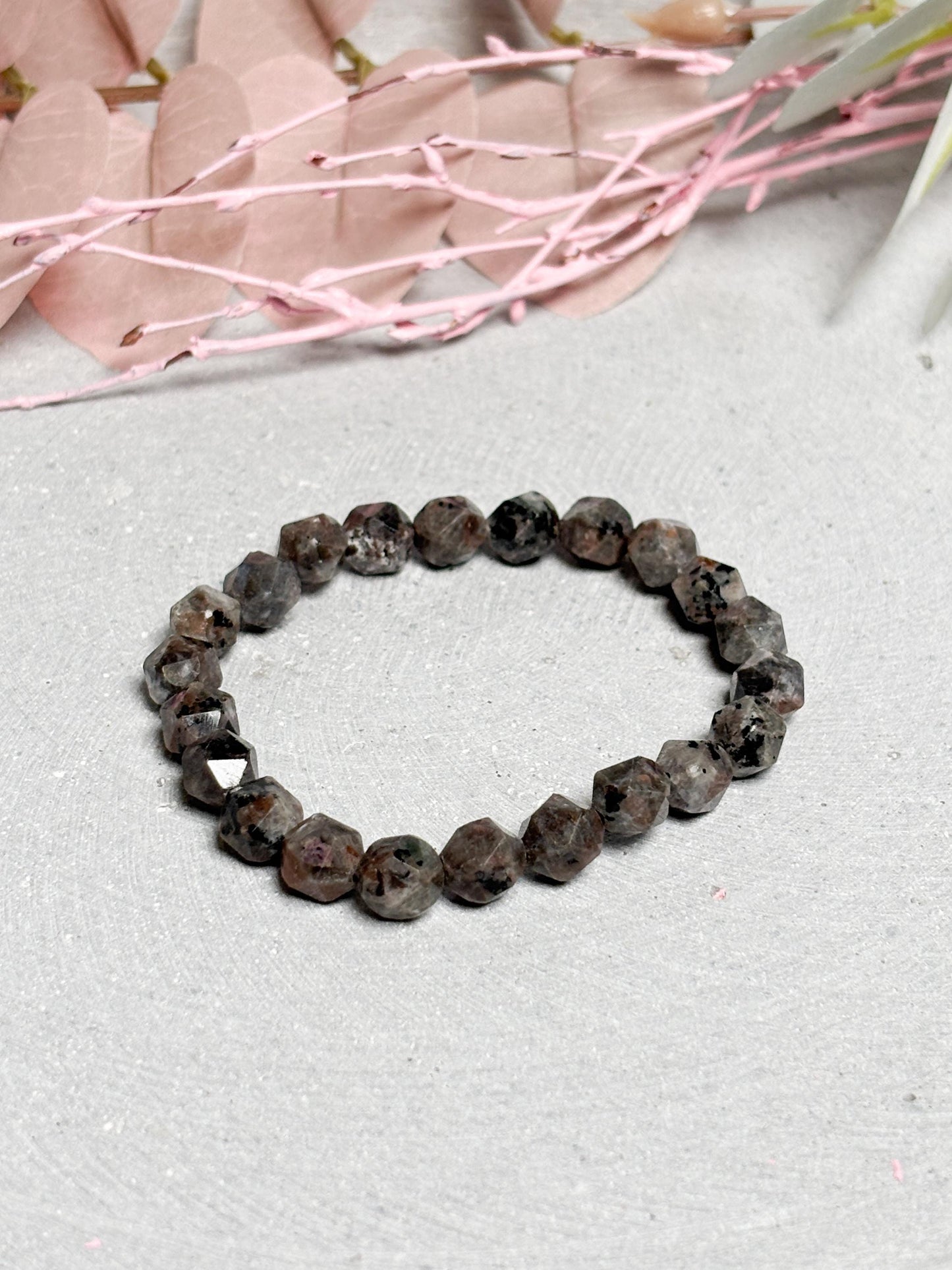 Yooperlite Kristall Armband elastisches Perlenarmband 8 mm, UV-aktiv, facettierte Edelstein Perlen, Energy Bracelet