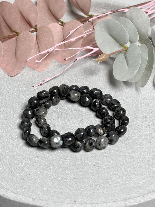 Larvikit Armband  elastisches Perlenarmband ca. 17,5 cm mit 9 mm Nuggets, Edelstein Schmuck in Grau mit Schimmer