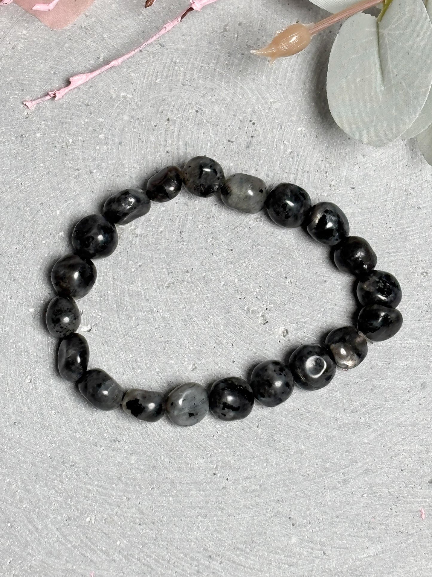 Larvikit Armband elastisches Perlenarmband ca. 17,5 cm mit 9 mm Nuggets, Edelstein Schmuck in Grau mit Schimmer