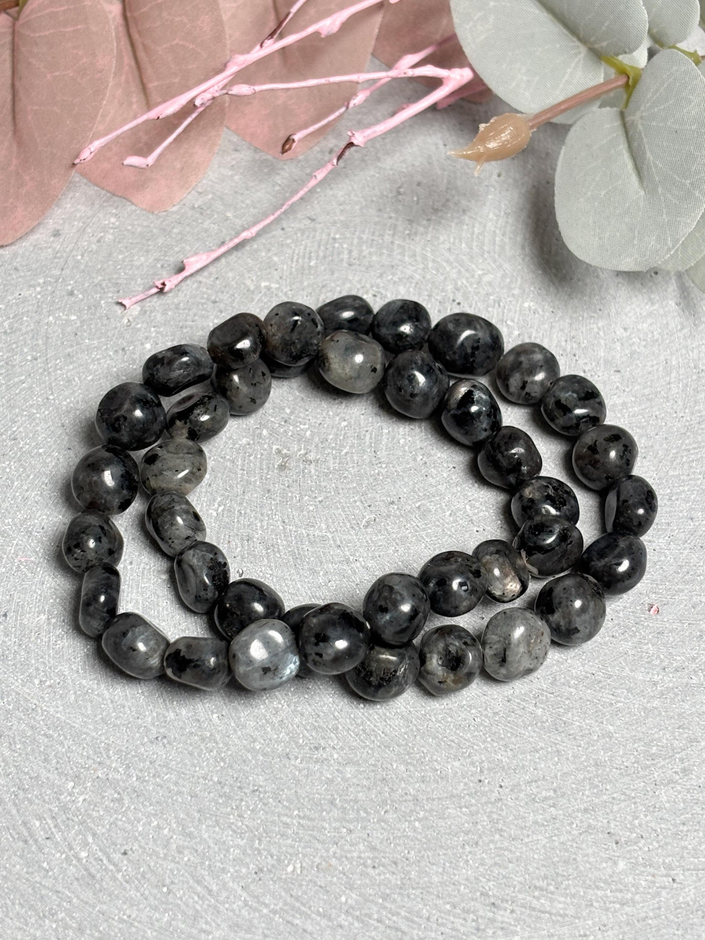 Larvikit Armband elastisches Perlenarmband ca. 17,5 cm mit 9 mm Nuggets, Edelstein Schmuck in Grau mit Schimmer