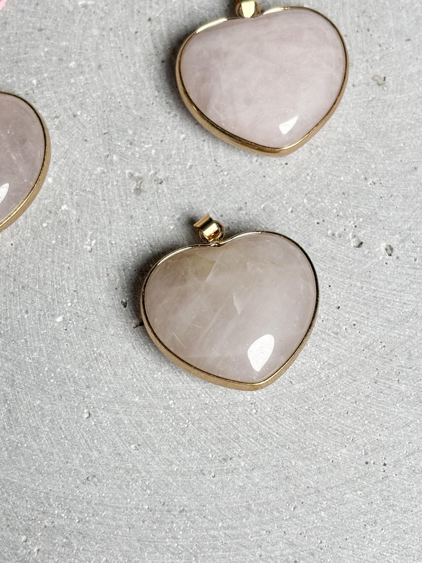 Rosenquarz Herz Anhänger  goldfarbene Fassung, Edelstein Anhänger für Ketten, Kristall Schmuck, Herzstein Anhänger