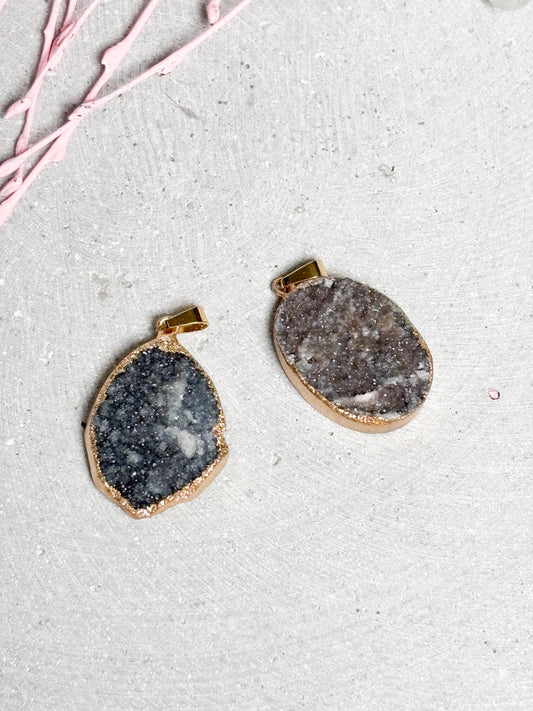 Grauer Drusen Anhänger  ovaler Kristall Kettenanhänger ca. 2,5 cm, Geode mit goldfarbener Fassung, Edelstein Schmuck, Naturstein Anhänger