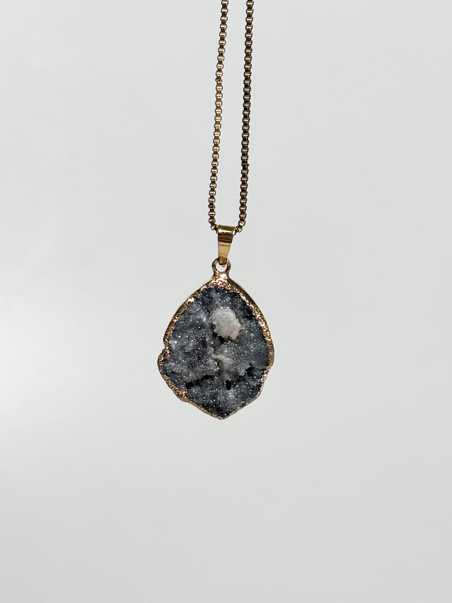 Grauer Drusen Anhänger  ovaler Kristall Kettenanhänger ca. 2,5 cm, Geode mit goldfarbener Fassung, Edelstein Schmuck, Naturstein Anhänger