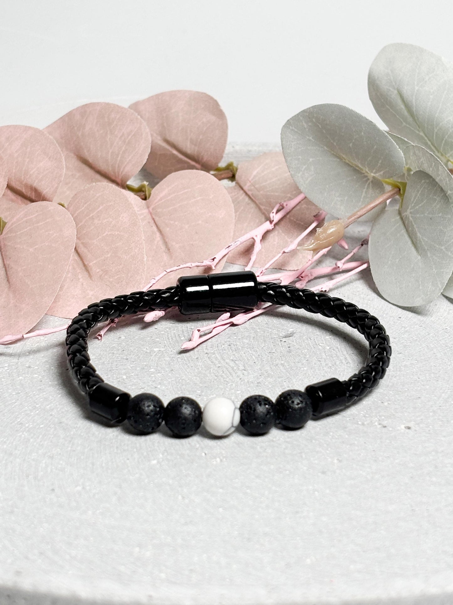 Lederarmband geflochten mit 8 mm Lava und Magnesit Perlen, Magnetverschluss, Herren Armband, Naturstein Schmuck, Edelstein Armband